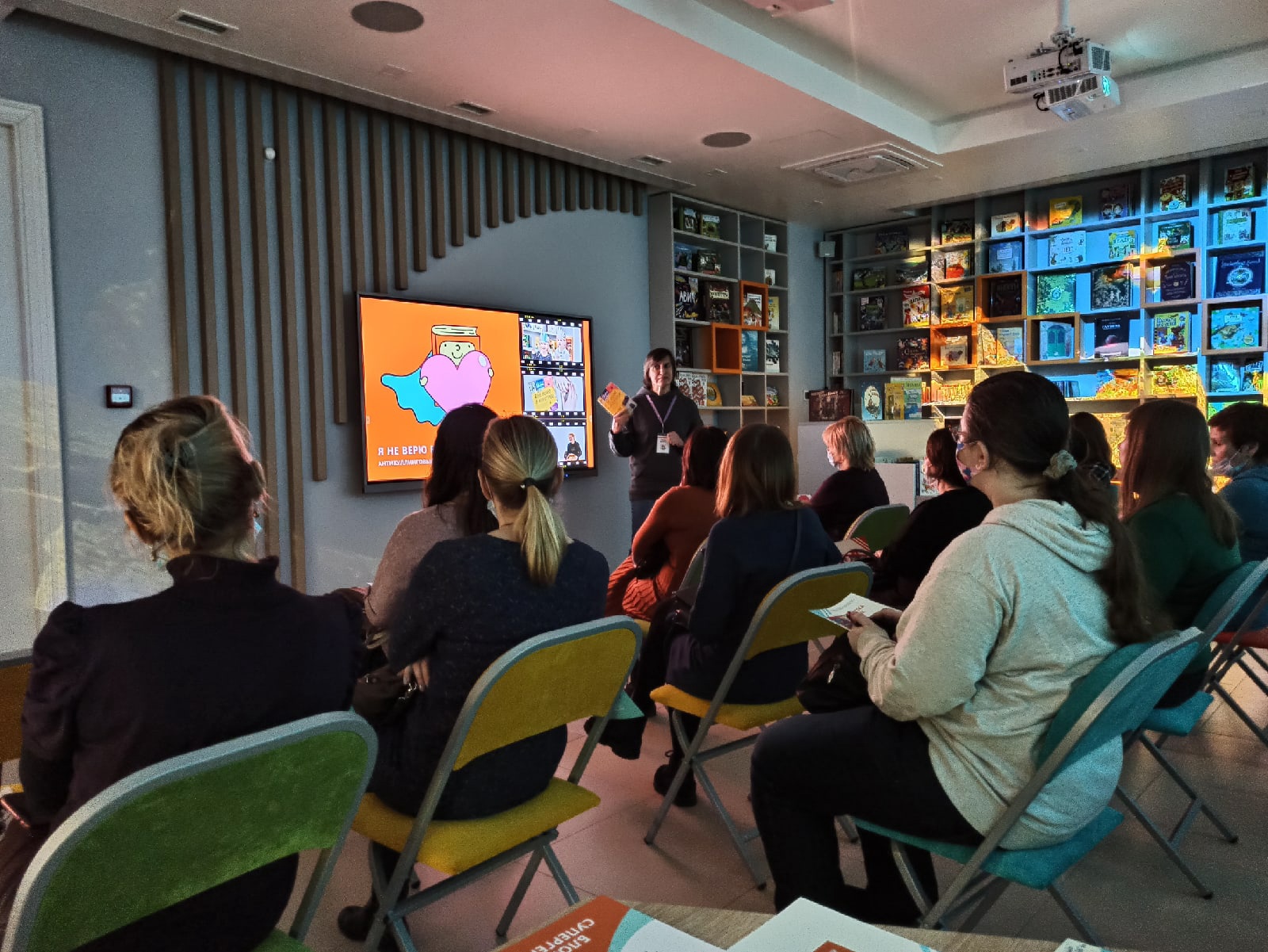 15 февраля Библиотеку книжных героев (ул. Ленина, 20) посетили библиотечные специалисты Невского района.