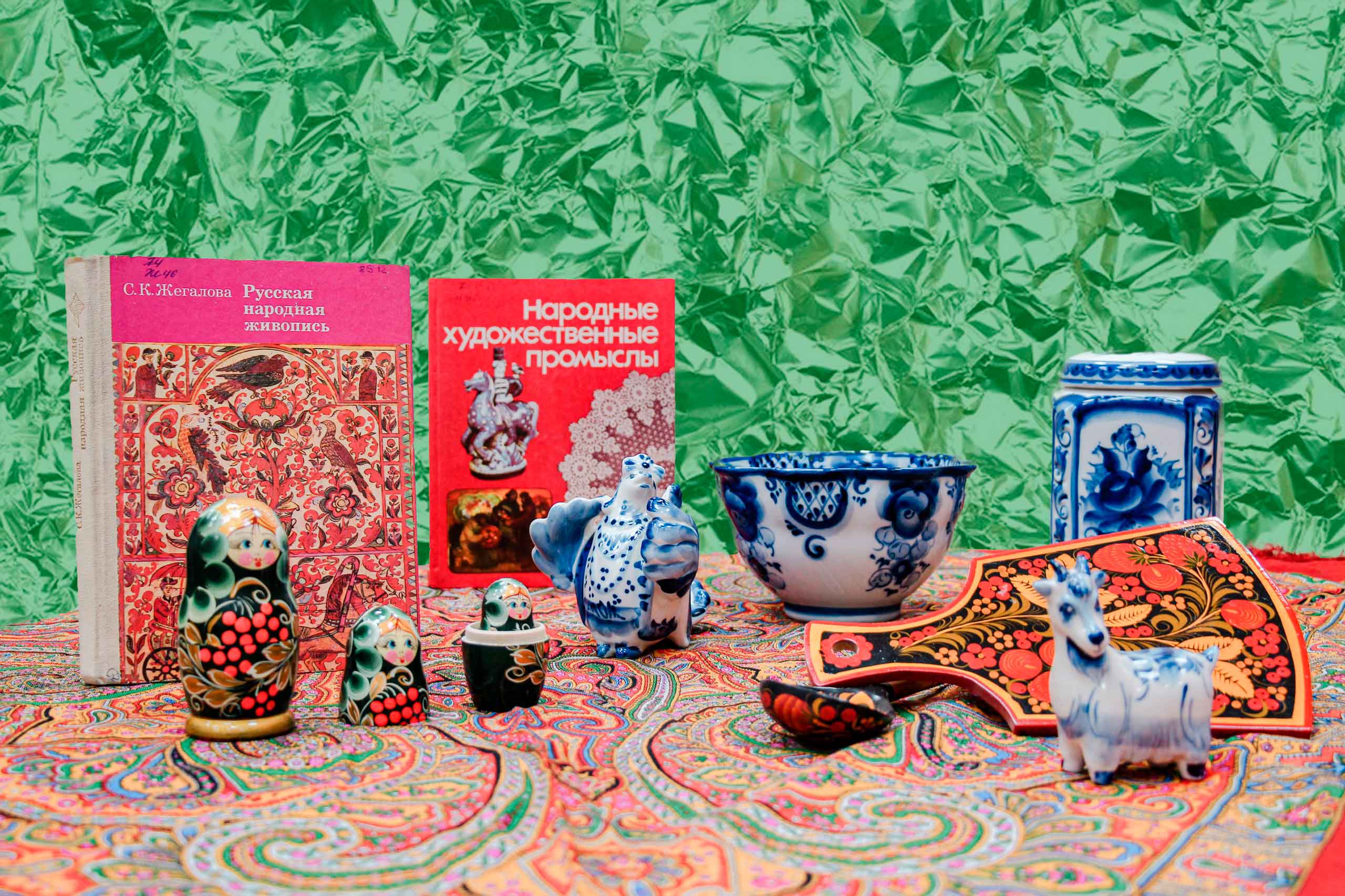 Приходите в библиотеку и узнайте историю синеокой гжельской красавицы. Вы увидите выставку гжельской керамики и сможете попробовать свои силы, приняв участие в мастер-классе.