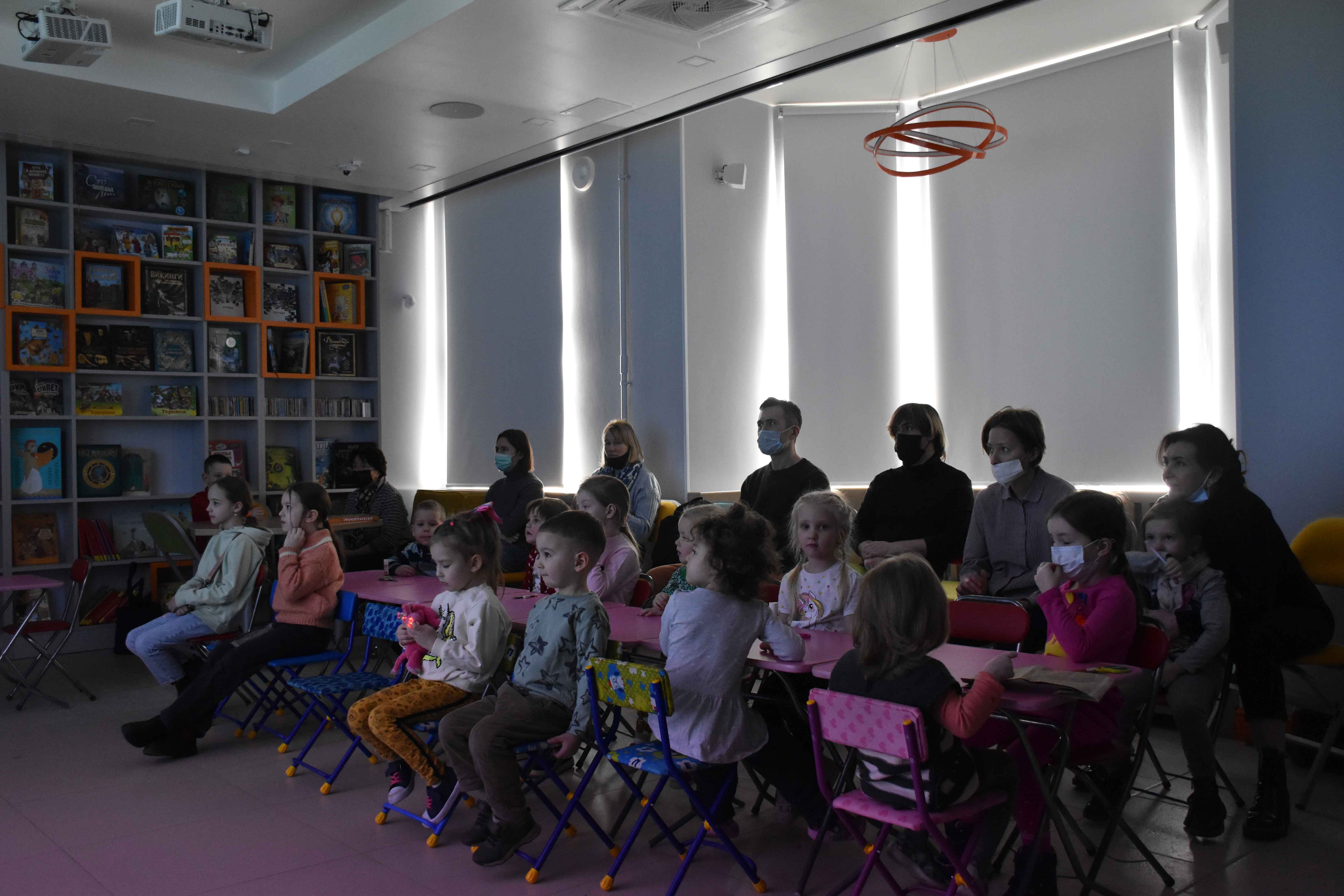 6 марта в Библиотеке книжных героев прошла интерактивная программа «Сюрприз для мамы», посвященная Международному женскому дню – 8 марта