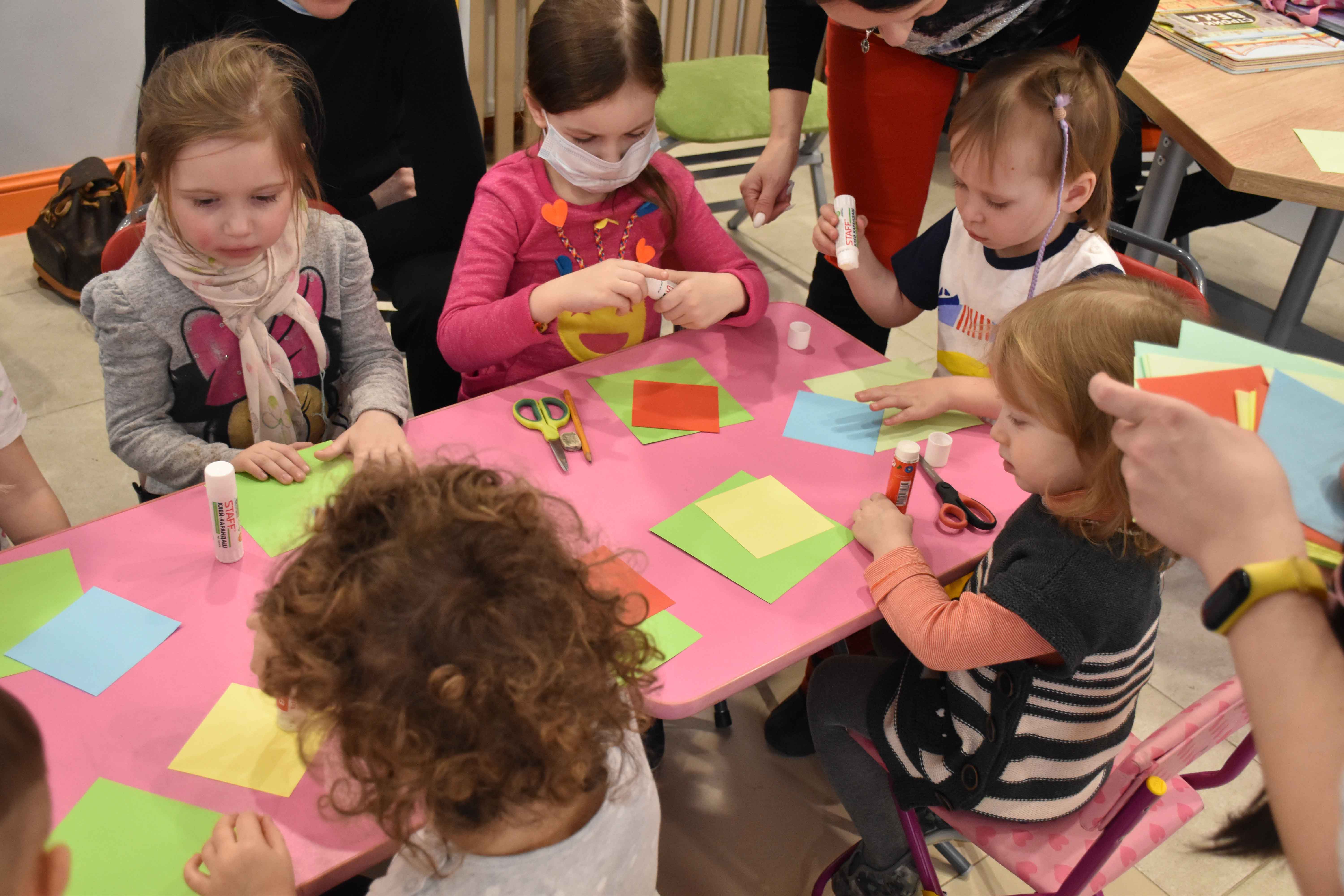 6 марта в Библиотеке книжных героев прошла интерактивная программа «Сюрприз для мамы», посвященная Международному женскому дню – 8 марта