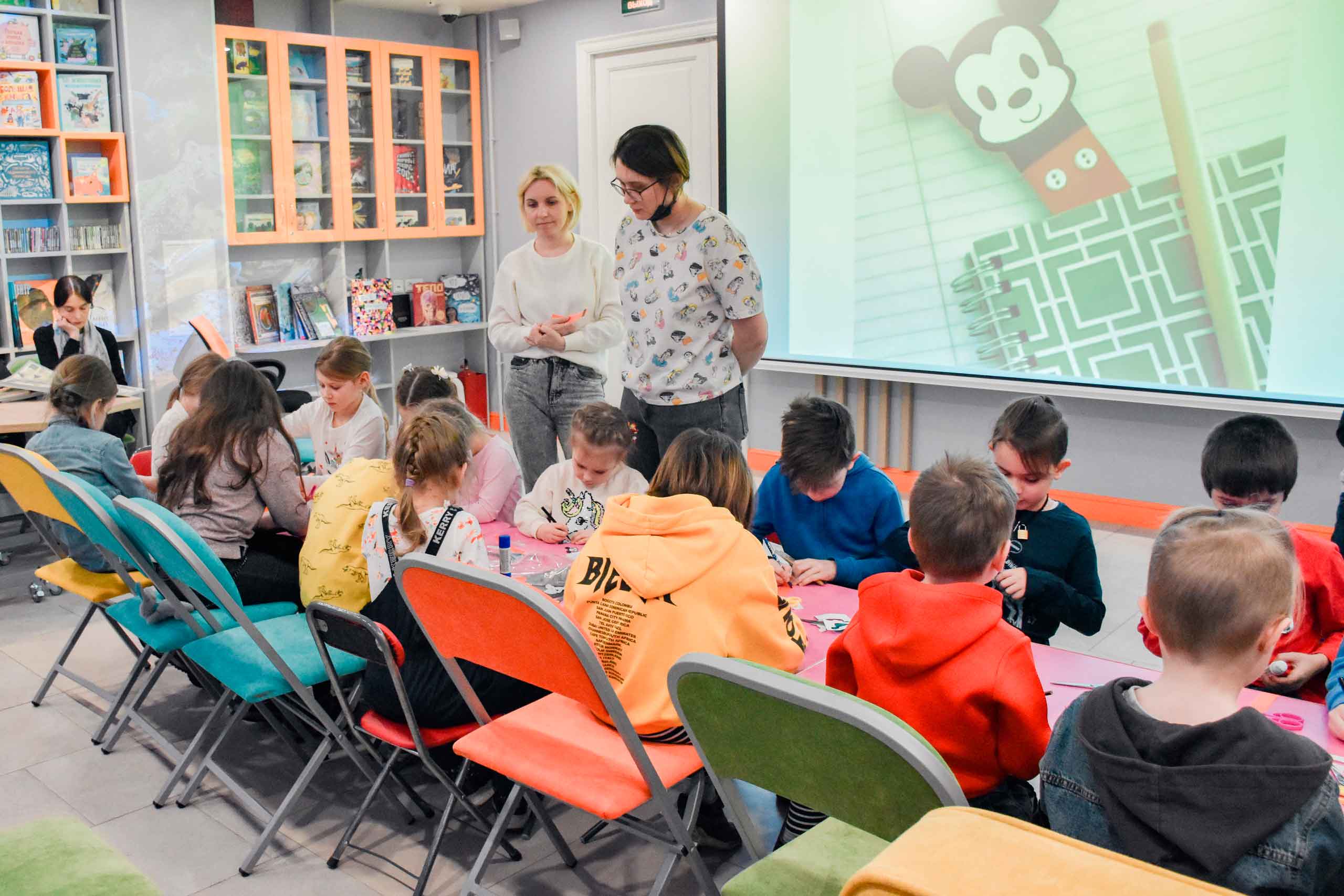 Ребята познакомились со студиями мультипликации, с которыми сотрудничает «Дисней», по каким книгам сняты полнометражные фильмы, и у каких произведений есть целых три ипостаси – книга, мультфильм и кинофильм