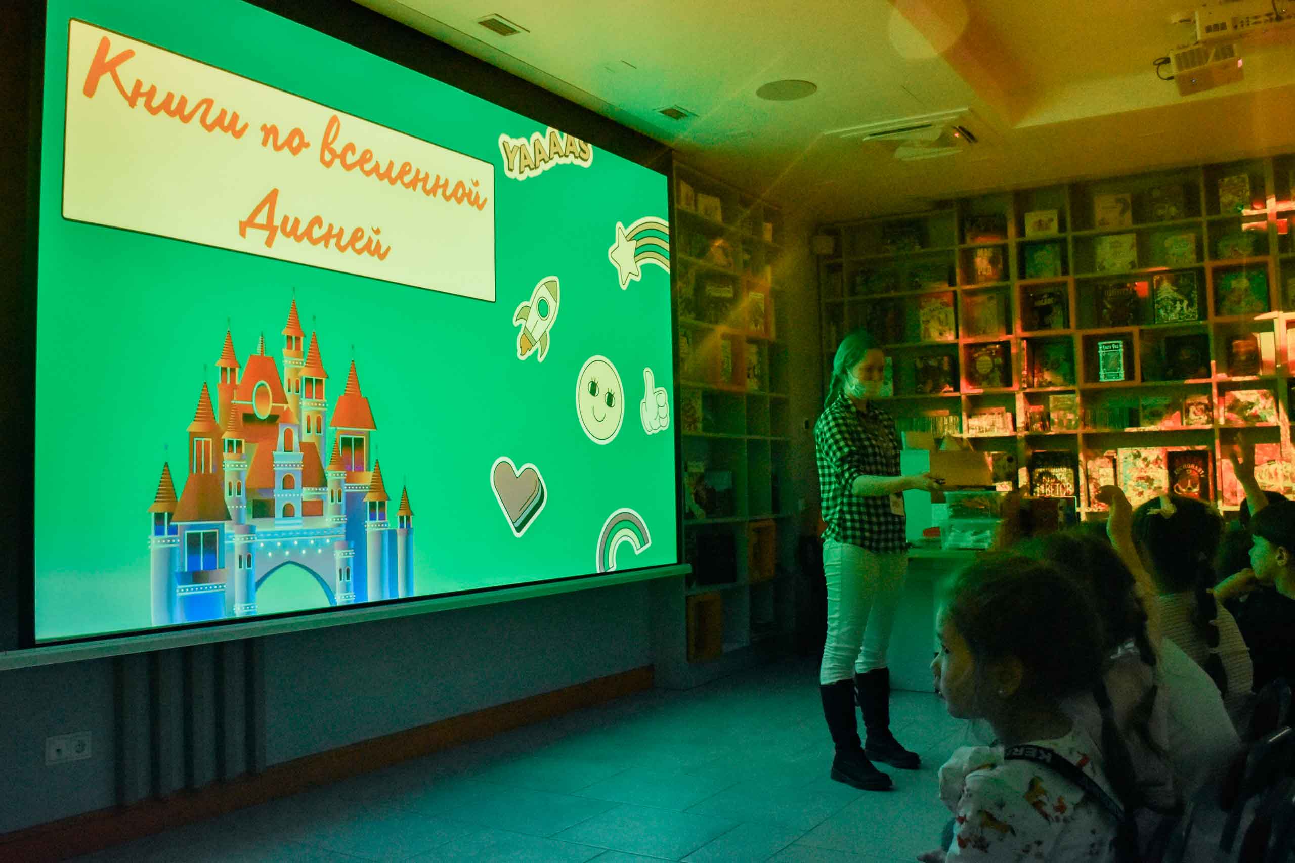 Ребята познакомились со студиями мультипликации, с которыми сотрудничает «Дисней», по каким книгам сняты полнометражные фильмы, и у каких произведений есть целых три ипостаси – книга, мультфильм и кинофильм