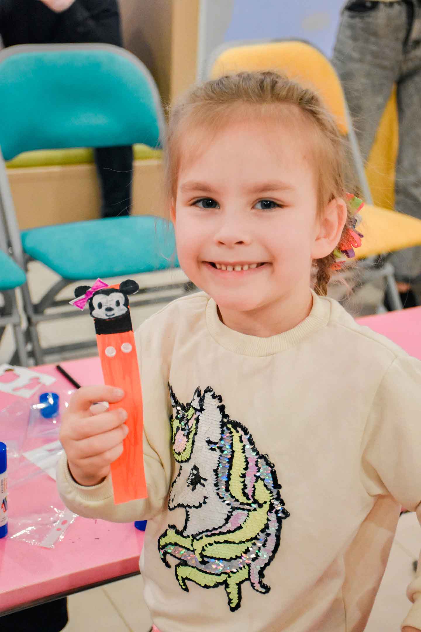 Ребята познакомились со студиями мультипликации, с которыми сотрудничает «Дисней», по каким книгам сняты полнометражные фильмы, и у каких произведений есть целых три ипостаси – книга, мультфильм и кинофильм