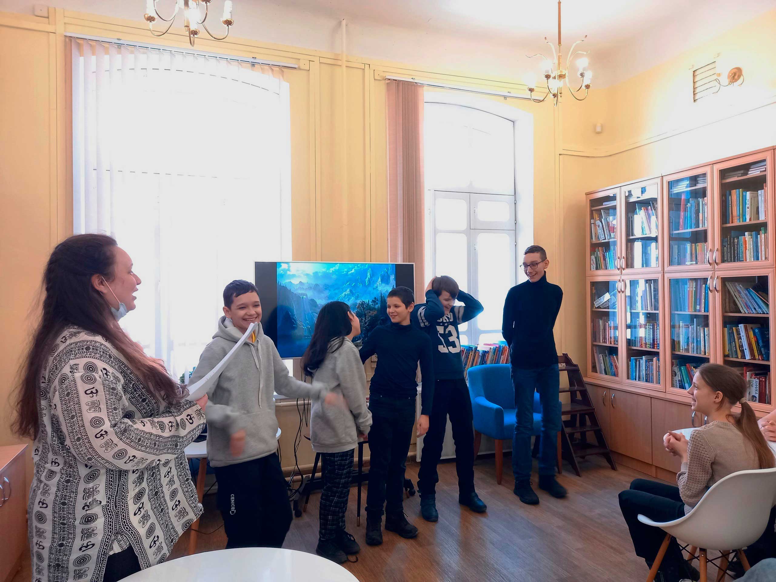 На весенних каникулах Центральная районная библиотека им.А.С.Пушкина (Большой пр.ПС, д.73) отбросила свою взрослость и серьёзность, и стала площадкой для веселых игр, детского смеха и веселья. Сказки сопровождали нас всё это время!