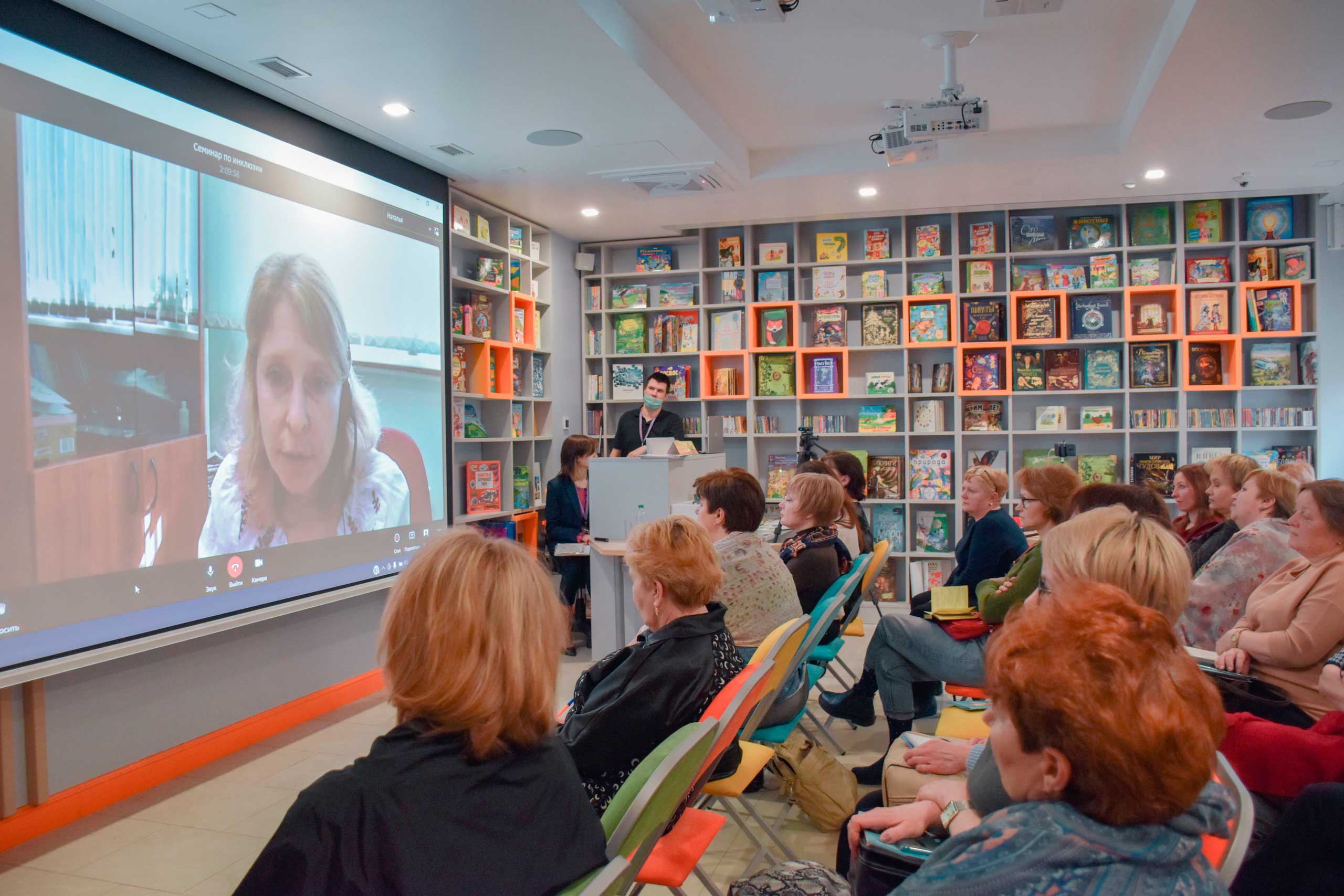 25 апреля на площадке инновационного Центра детского чтения «Библиотека книжных героев» (ул. Ленина, д. 20) при поддержке Санкт-Петербургской Академии постдипломного педагогического образования состоялась конференция для сотрудников школьных библиотек «Особенный книжный герой»