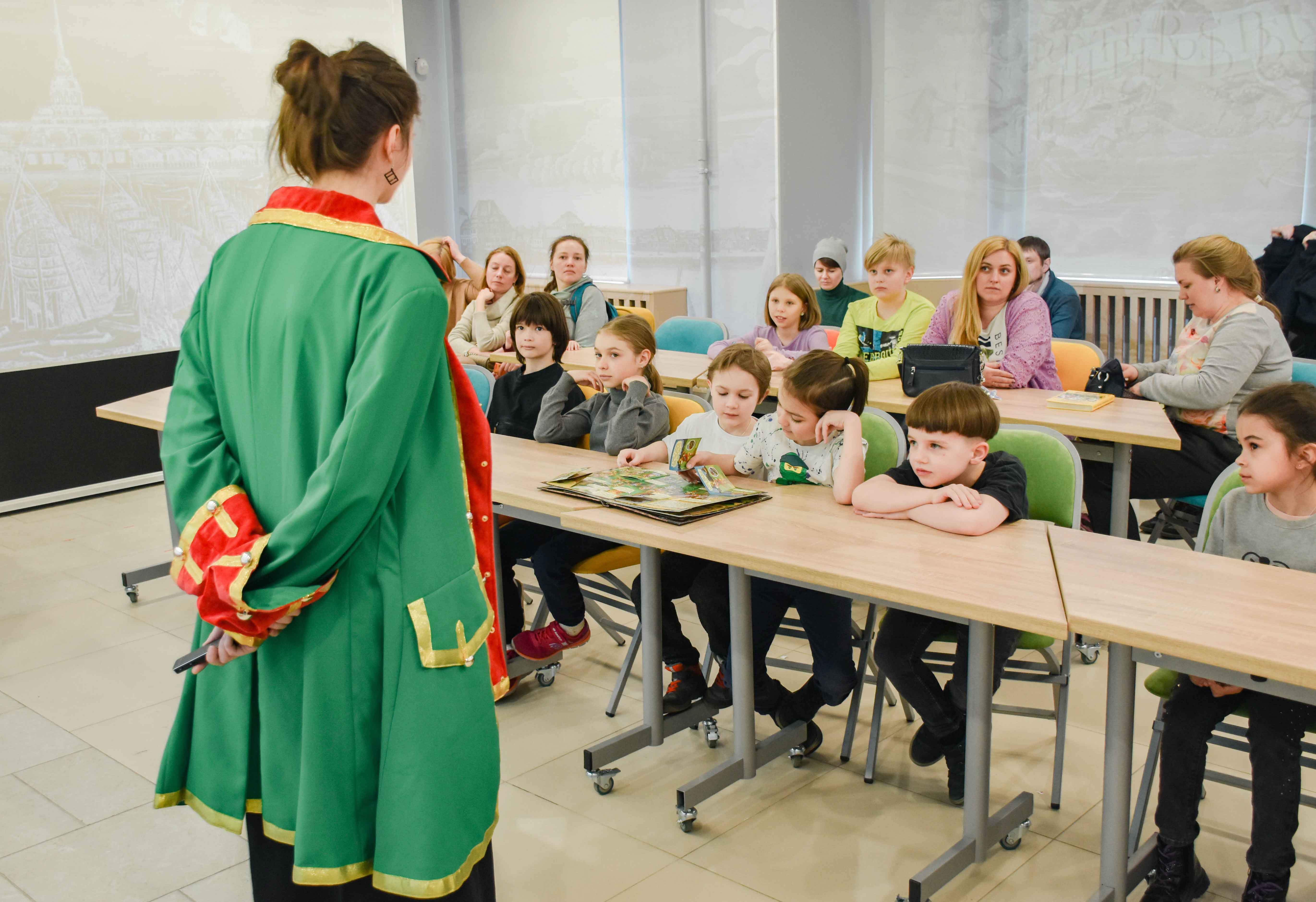 В честь этой даты на протяжении двух ближайших месяцев в Библиотеке книжных героев будут проходить интерактивные занятия и мастер-классы для детей по истории и фотожурналистике, которые подарят детям возможность взглянуть на родной город «под новым углом