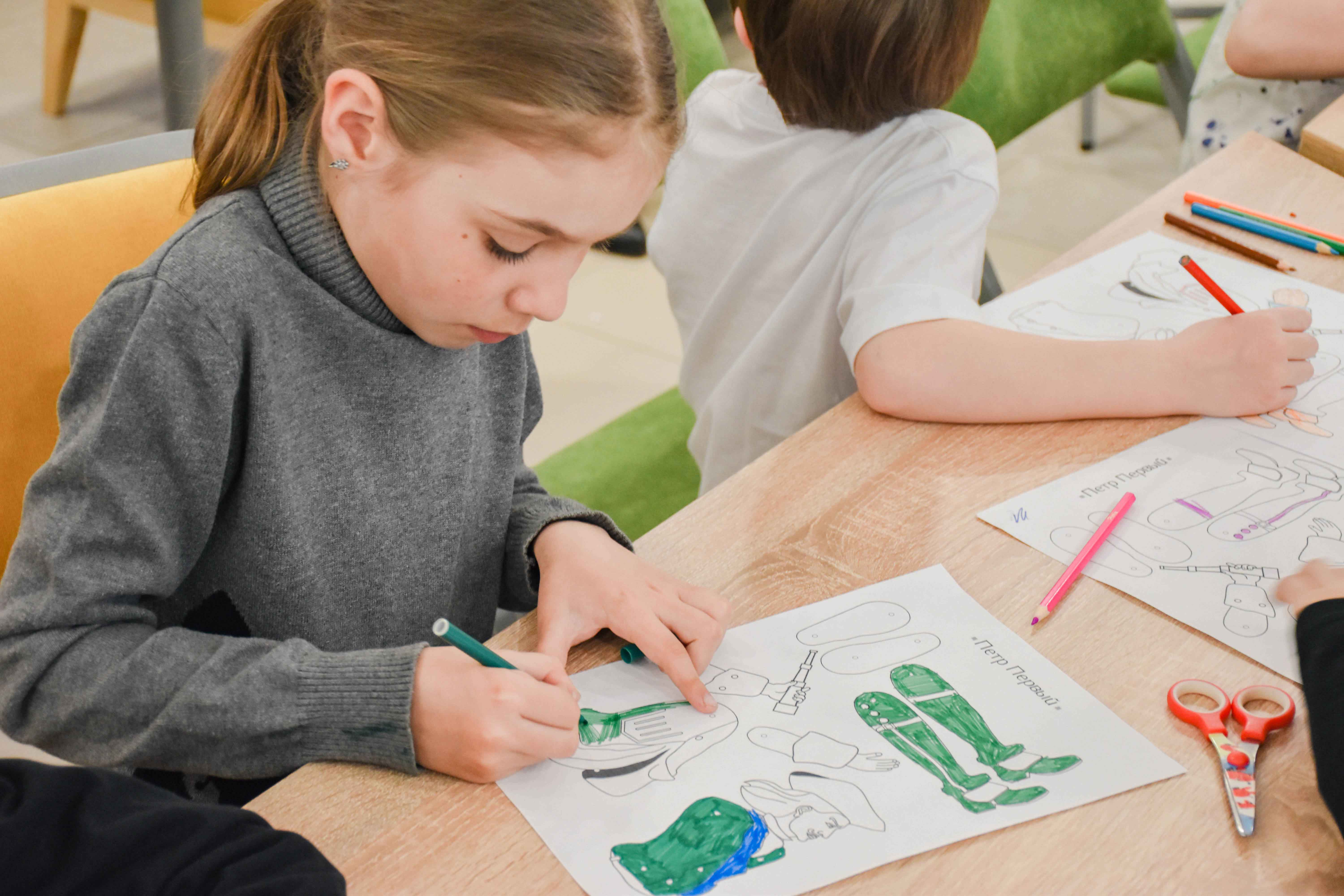 В честь этой даты на протяжении двух ближайших месяцев в Библиотеке книжных героев будут проходить интерактивные занятия и мастер-классы для детей по истории и фотожурналистике, которые подарят детям возможность взглянуть на родной город «под новым углом