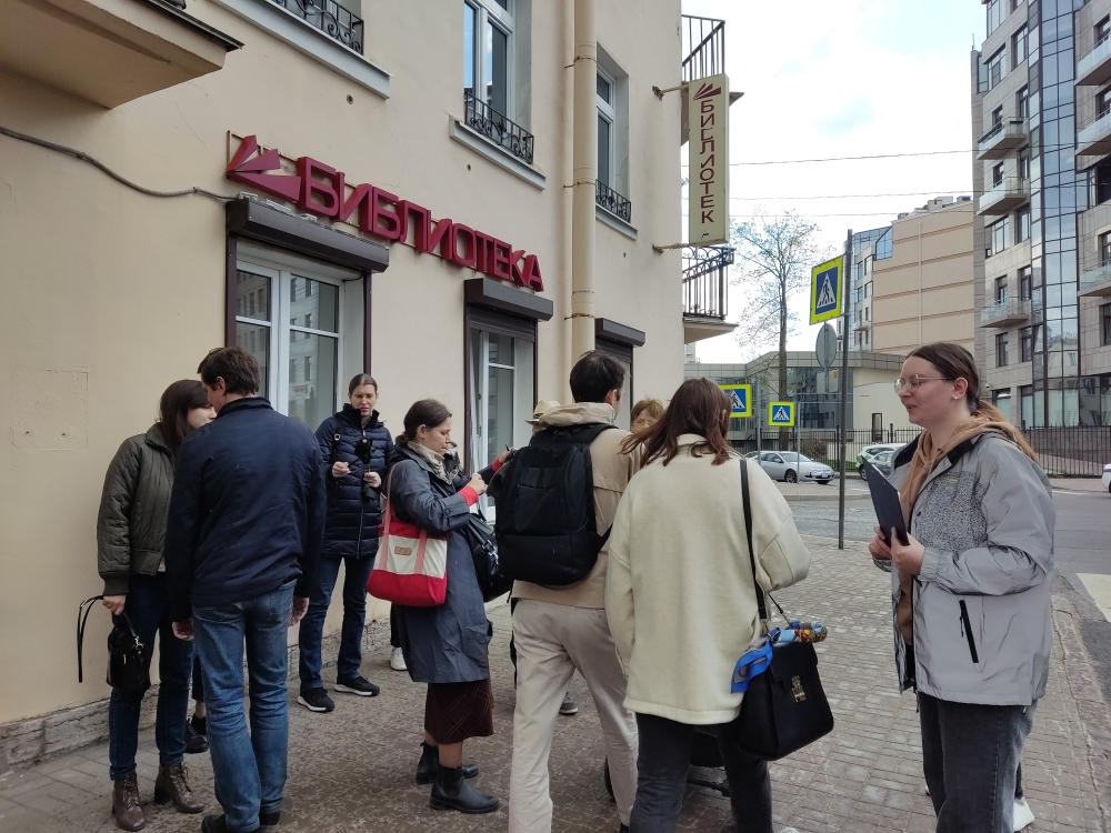 В рамках акции сотрудники библиотеки Кировских островов провели две экскурсии по Приморскому парку Победы и познакомили участников с достопримечательностями