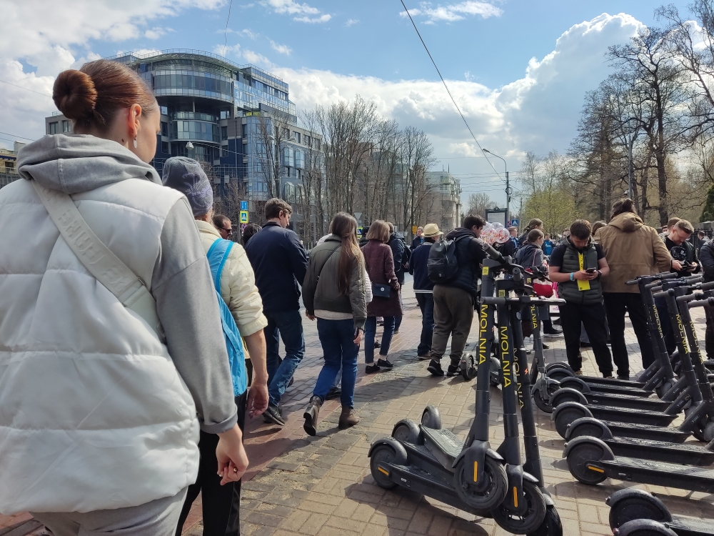 В рамках акции сотрудники библиотеки Кировских островов провели две экскурсии по Приморскому парку Победы и познакомили участников с достопримечательностями