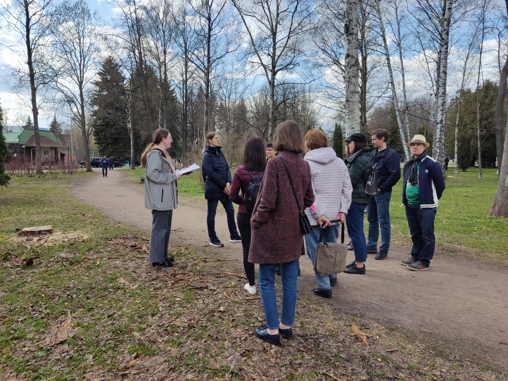 В рамках акции сотрудники библиотеки Кировских островов провели две экскурсии по Приморскому парку Победы и познакомили участников с достопримечательностями
