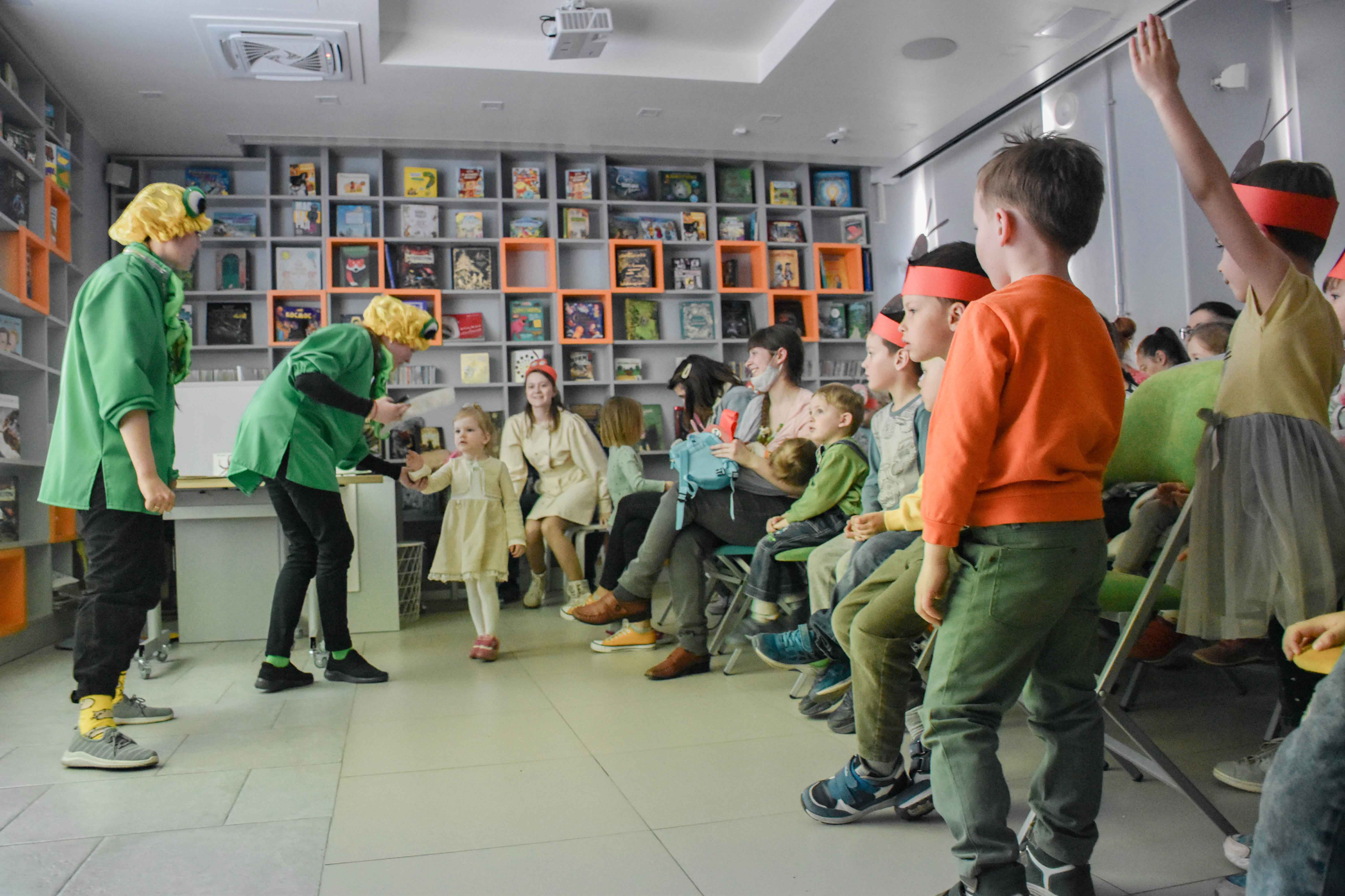 Библиотека книжных героев (ул. Ленина, д. 20) приняла участие в акции «Ночь музеев»! Программа «Ужель та самая...книга?» проходила на протяжение пяти часов и собрала более 200 участников.