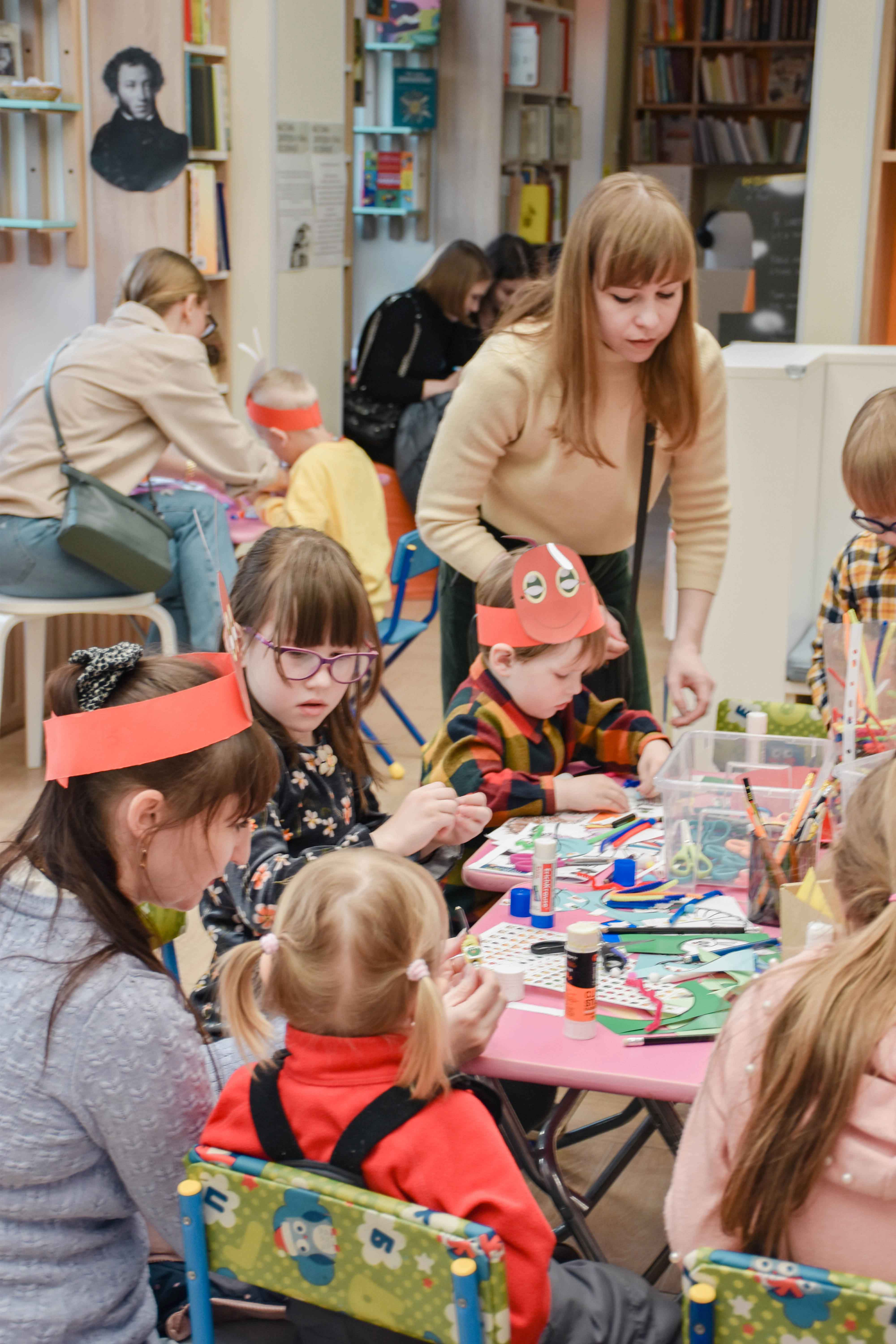 Библиотека книжных героев (ул. Ленина, д. 20) приняла участие в акции «Ночь музеев»! Программа «Ужель та самая...книга?» проходила на протяжение пяти часов и собрала более 200 участников.