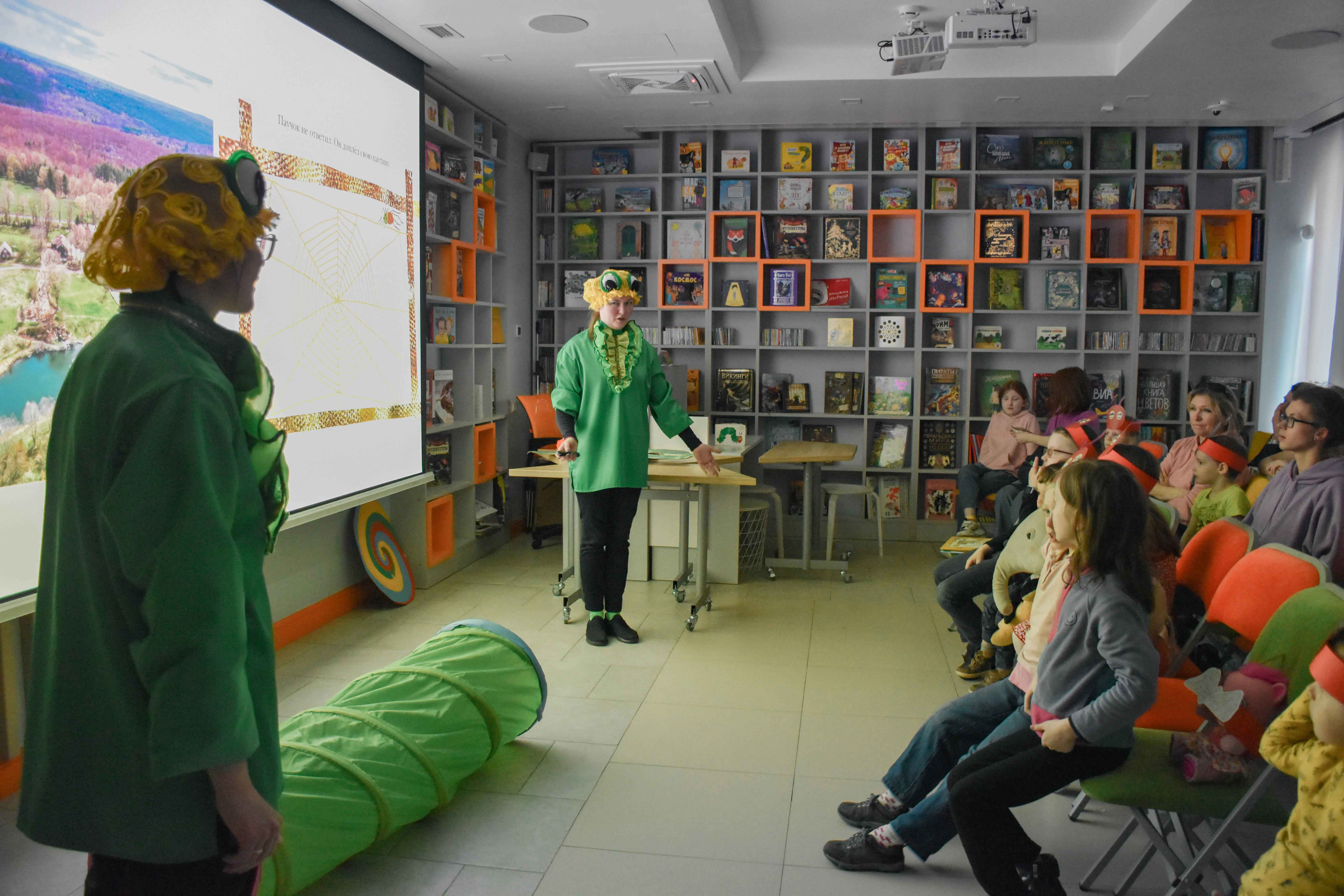 Библиотека книжных героев (ул. Ленина, д. 20) приняла участие в акции «Ночь музеев»! Программа «Ужель та самая...книга?» проходила на протяжение пяти часов и собрала более 200 участников.