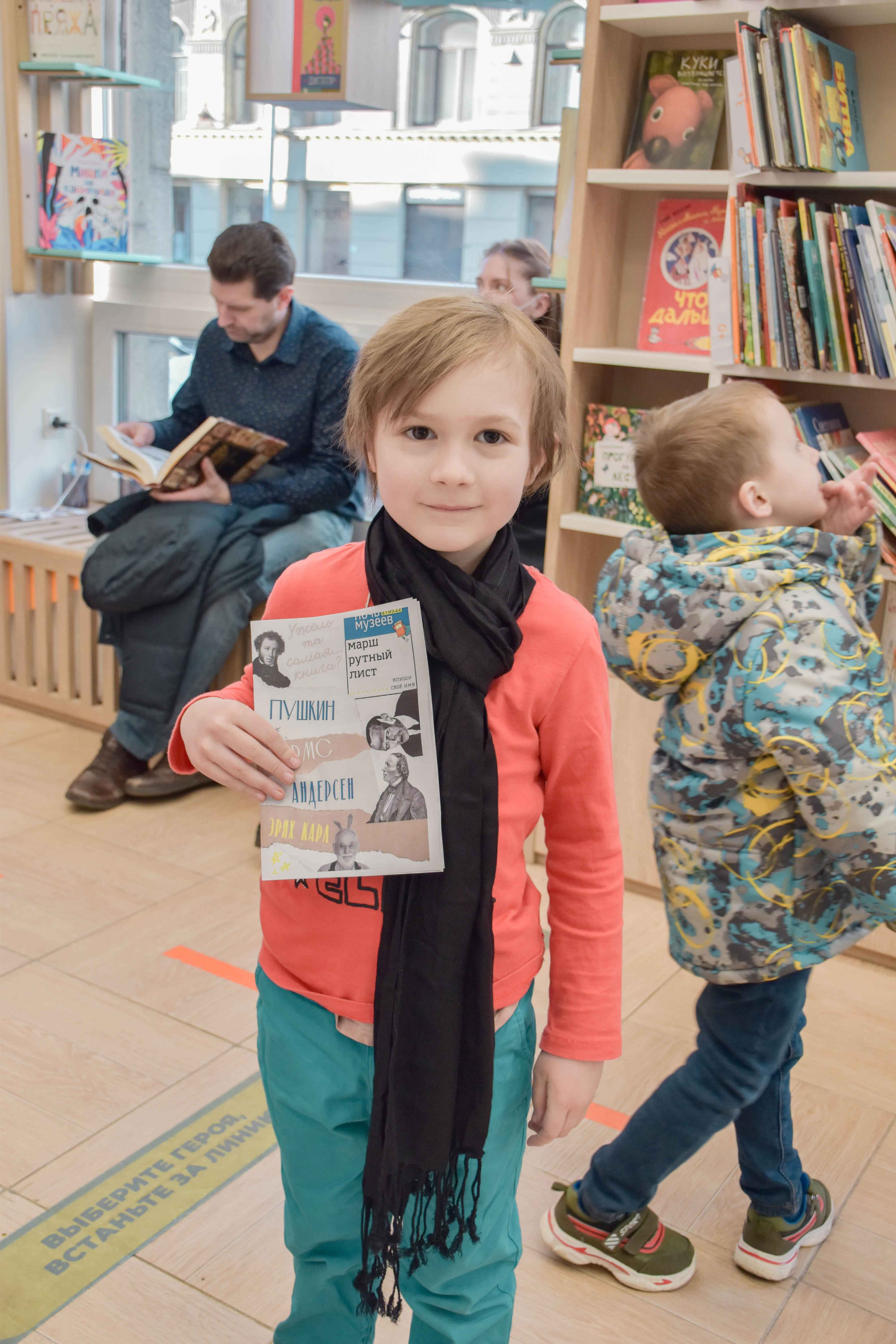 Библиотека книжных героев (ул. Ленина, д. 20) приняла участие в акции «Ночь музеев»! Программа «Ужель та самая...книга?» проходила на протяжение пяти часов и собрала более 200 участников.