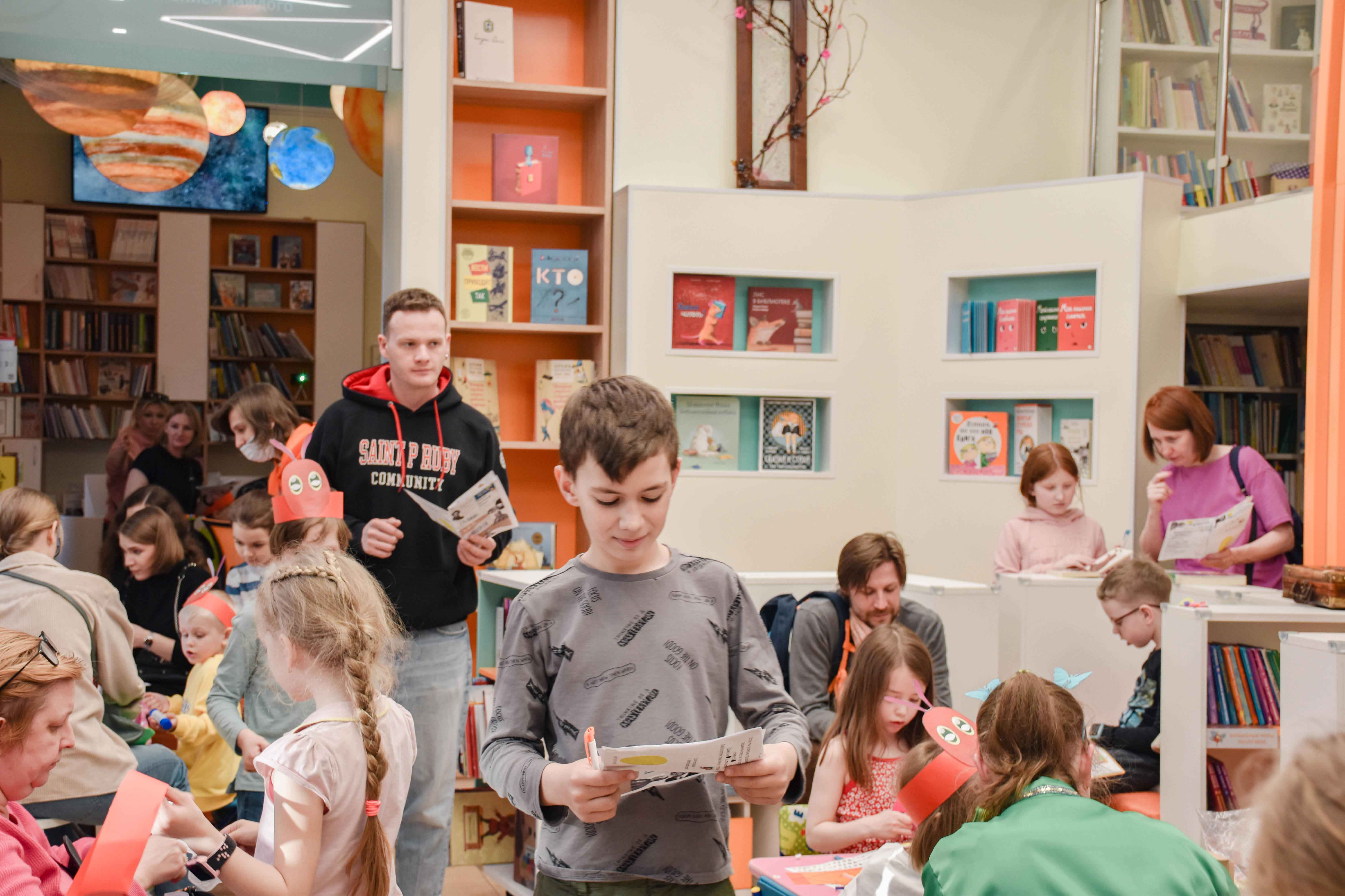 Библиотека книжных героев (ул. Ленина, д. 20) приняла участие в акции «Ночь музеев»! Программа «Ужель та самая...книга?» проходила на протяжение пяти часов и собрала более 200 участников.