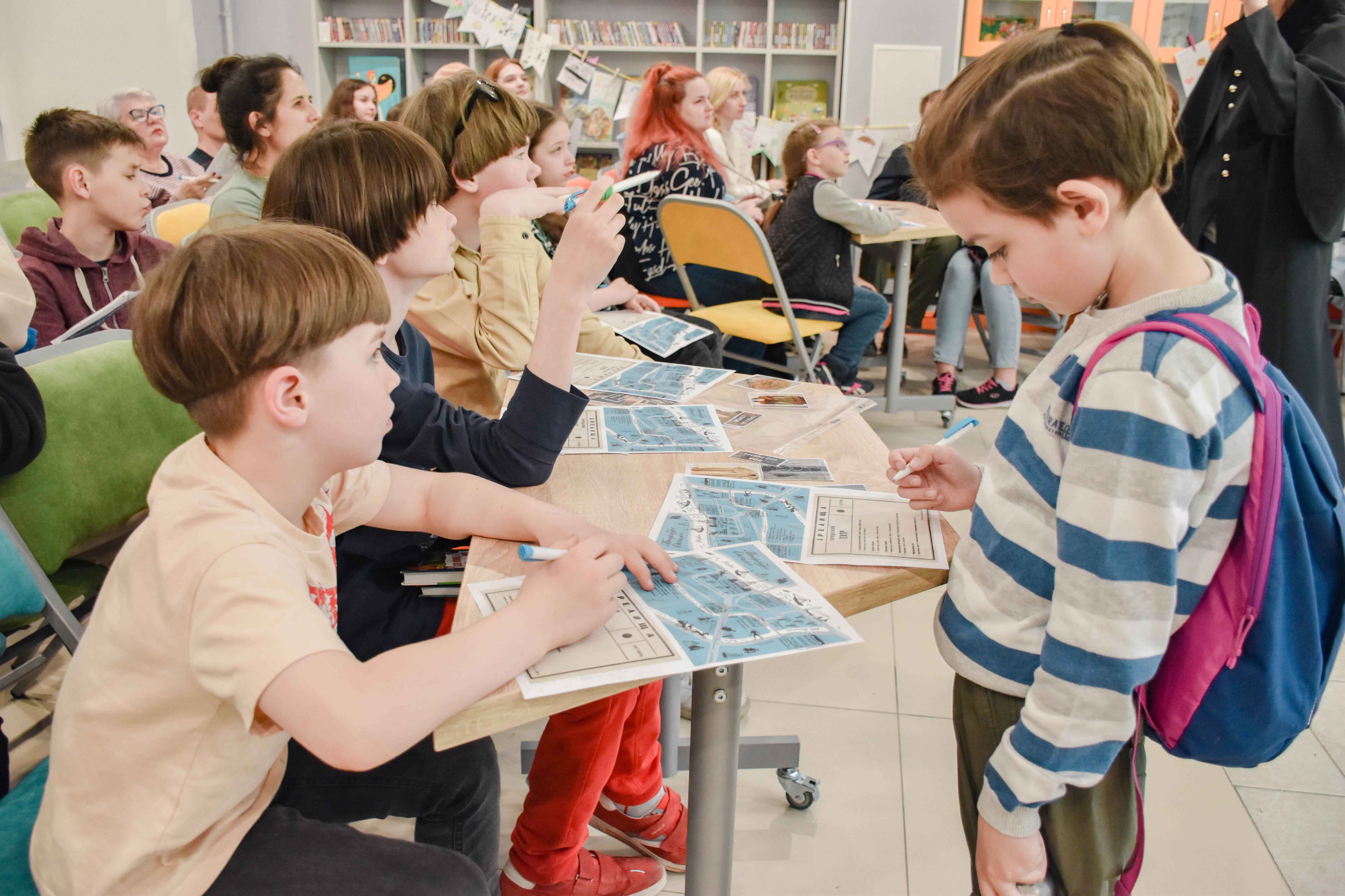 Библиотека книжных героев (ул. Ленина, д. 20) приняла участие в акции «Ночь музеев»! Программа «Ужель та самая...книга?» проходила на протяжение пяти часов и собрала более 200 участников.