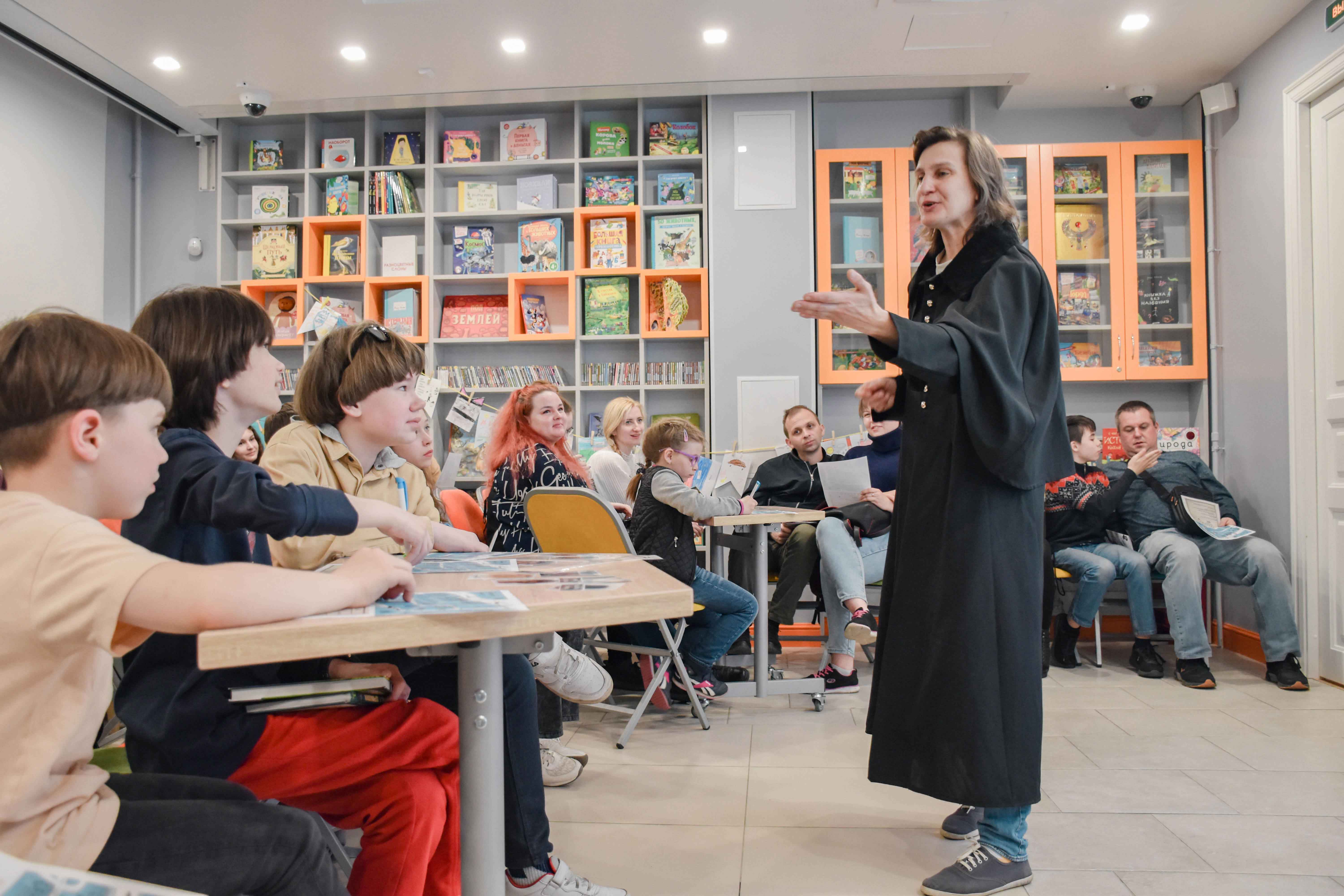 Библиотека книжных героев (ул. Ленина, д. 20) приняла участие в акции «Ночь музеев»! Программа «Ужель та самая...книга?» проходила на протяжение пяти часов и собрала более 200 участников.