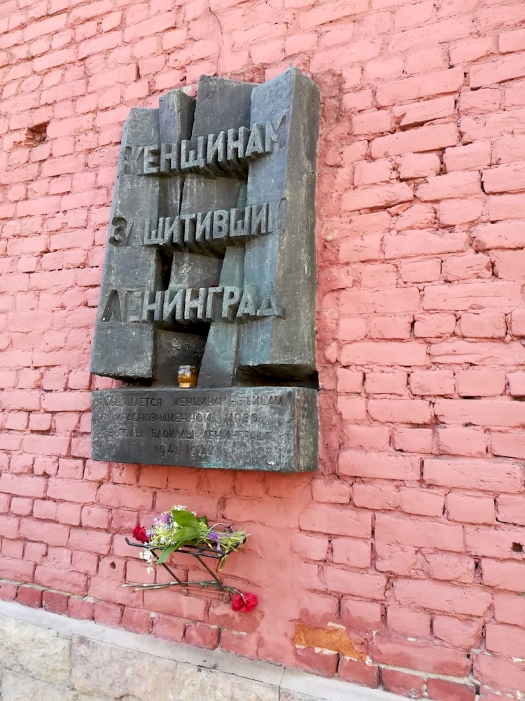 Памятник, посвященный женщинам-бойцам местной противовоздушной обороны