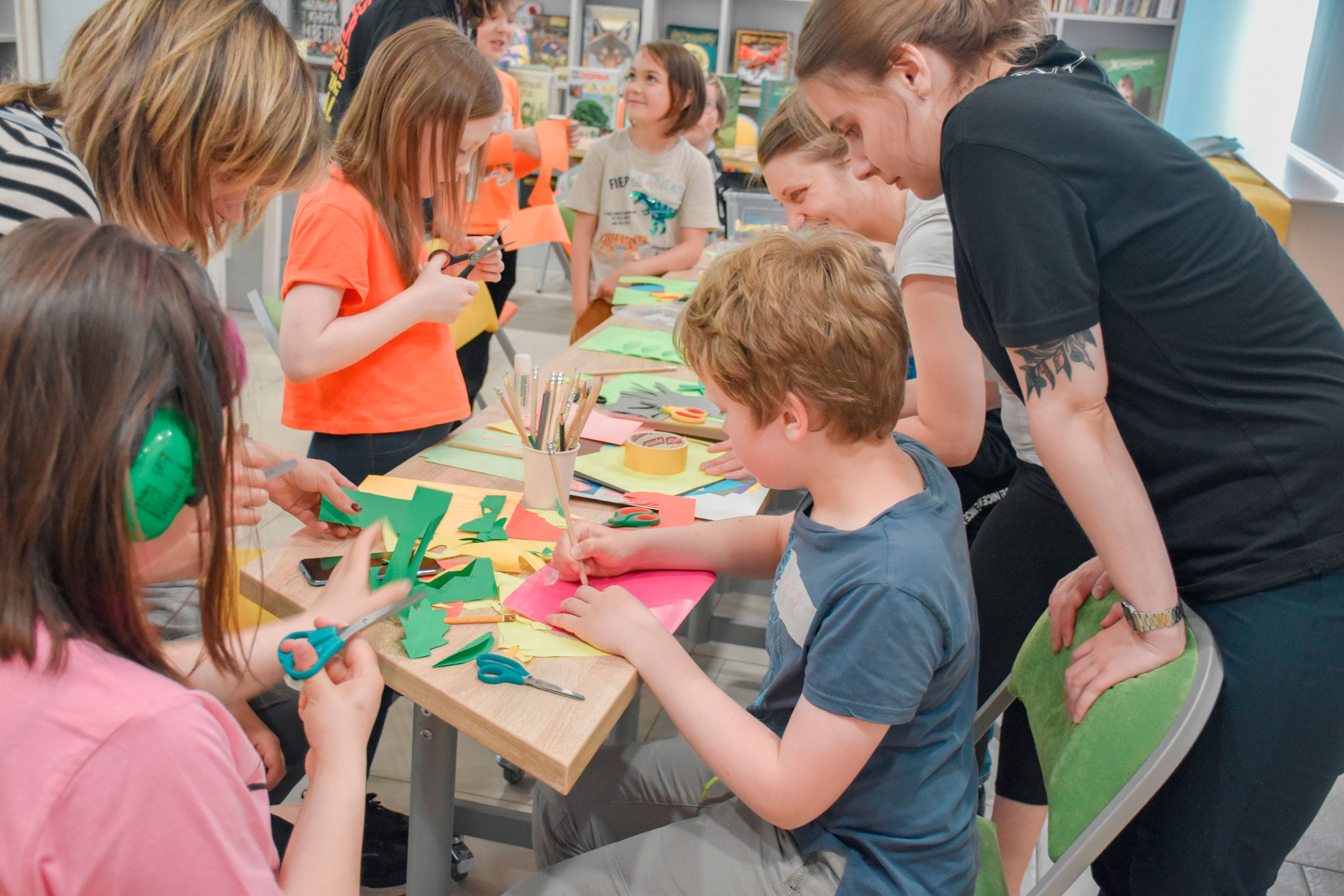 В Библиотеке книжных героев (ул. Ленина, 20) закончил работу летний городской инклюзивный лагерь для школьников «Книжная Вселенная»