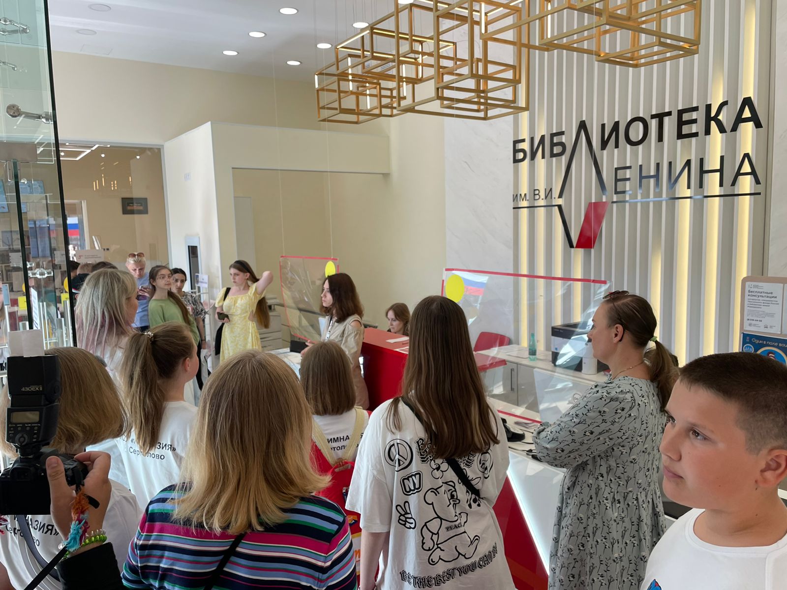 24 июня Библиотеку имени В.И. Ленина (ул. Воскова, д. 2) в рамках «Детской писательской резиденции» городского проекта «Клякса» посетила учащаяся молодежь, нацеленная на карьеру в области журналистики. 24 июня Библиотеку имени В.И. Ленина (ул. Воскова, д. 2) в рамках «Детской писательской резиденции» городского проекта «Клякса» посетила учащаяся молодежь, нацеленная на карьеру в области журналистики