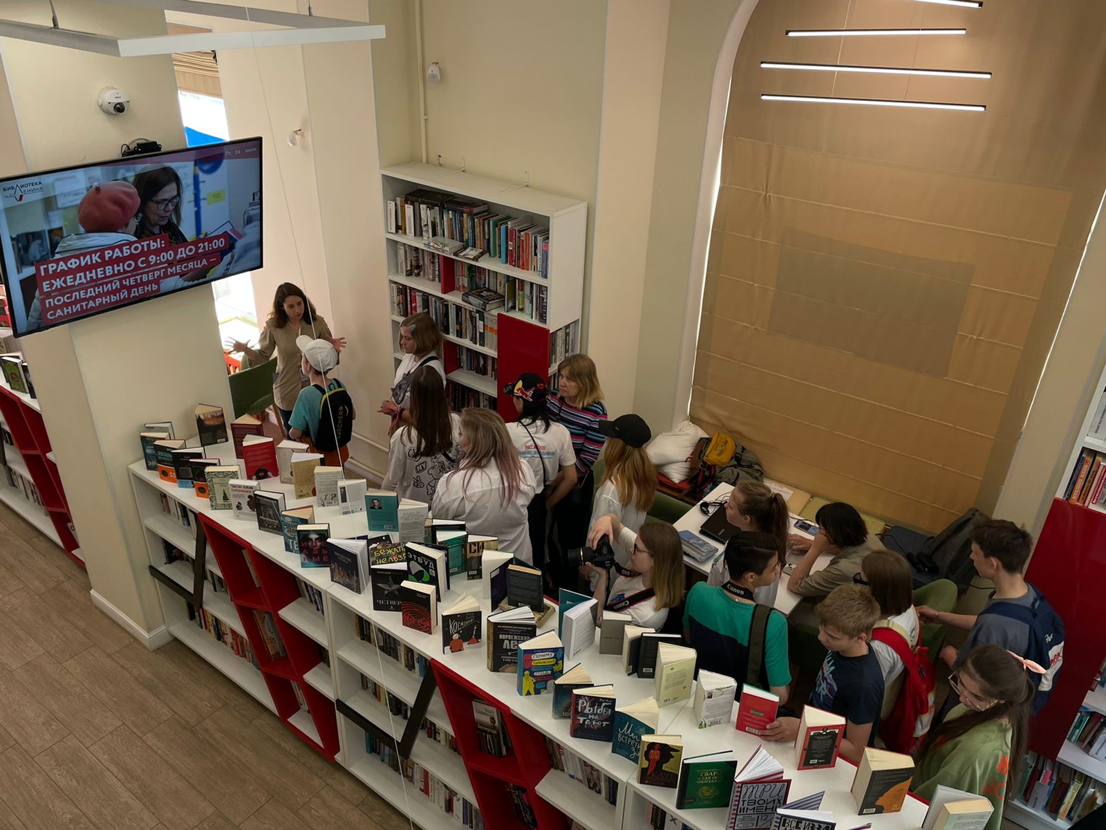 24 июня Библиотеку имени В.И. Ленина (ул. Воскова, д. 2) в рамках «Детской писательской резиденции» городского проекта «Клякса» посетила учащаяся молодежь, нацеленная на карьеру в области журналистики