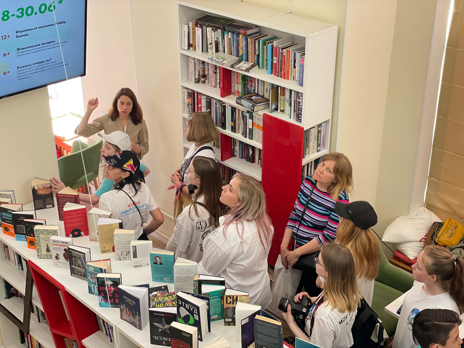 24 июня Библиотеку имени В.И. Ленина (ул. Воскова, д. 2) в рамках «Детской писательской резиденции» городского проекта «Клякса» посетила учащаяся молодежь, нацеленная на карьеру в области журналистики