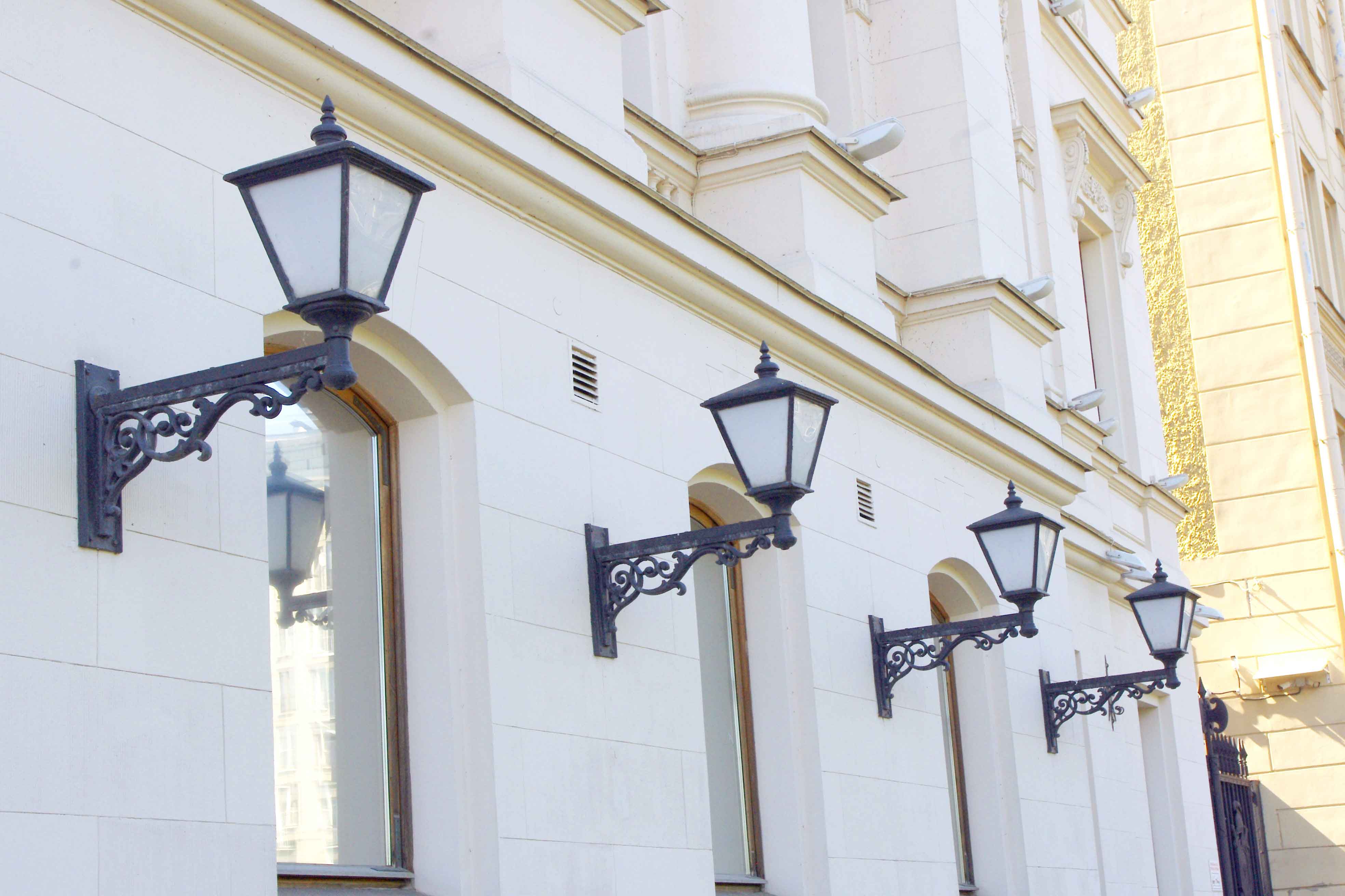 В самый разгар лета библиотека на Троицкой площади (3-я районная) открыла свой туристический сезон. Высокая температура на улице не помешала группе любознательных экскурсантов под руководством сотрудника библиотеки, опытного гида Георгия Жуковца отправиться исследовать Петровскую набережную