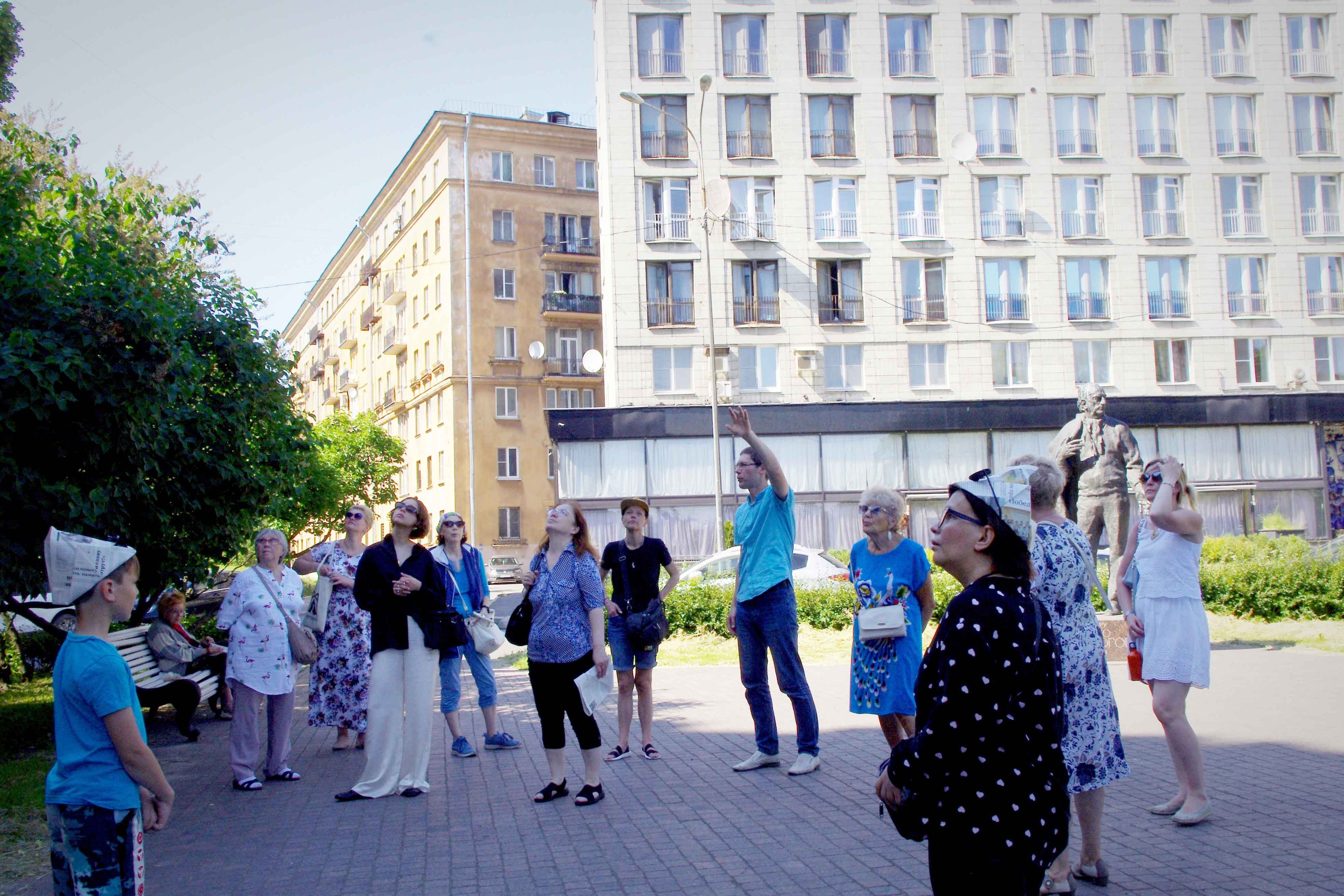 В самый разгар лета библиотека на Троицкой площади (3-я районная) открыла свой туристический сезон. Высокая температура на улице не помешала группе любознательных экскурсантов под руководством сотрудника библиотеки, опытного гида Георгия Жуковца отправиться исследовать Петровскую набережную