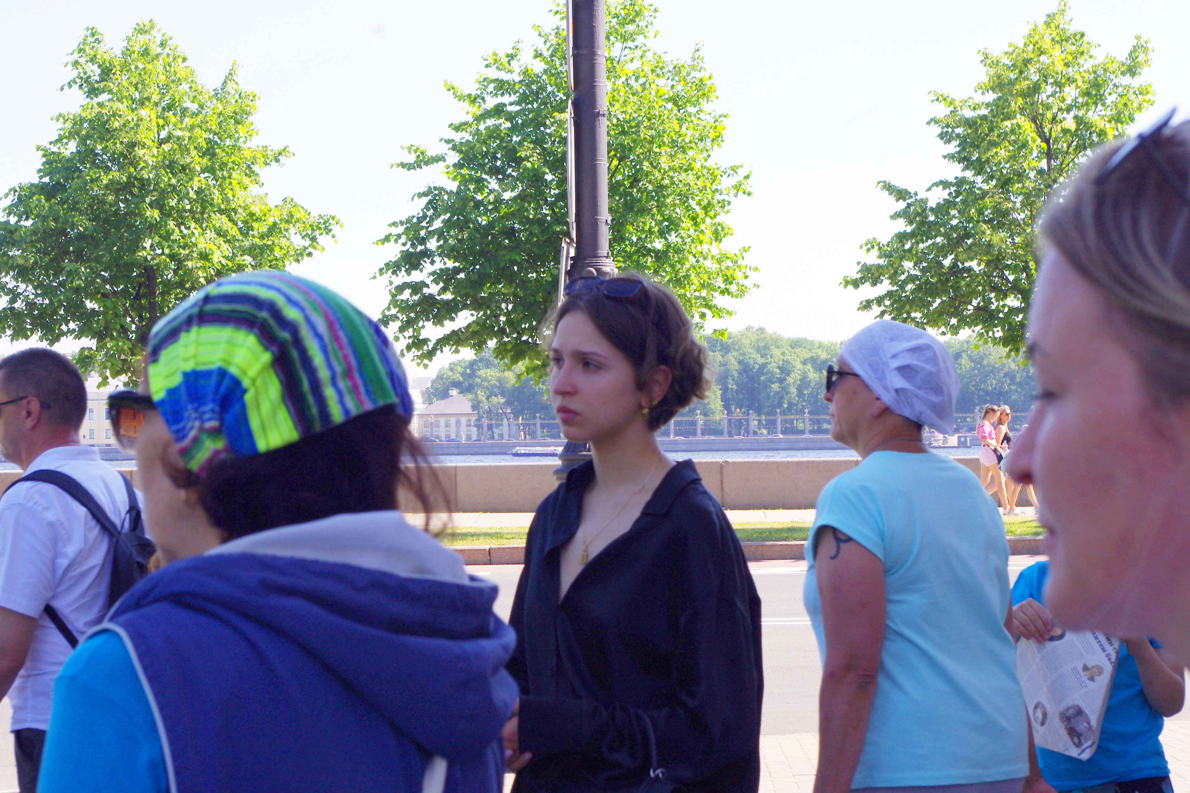 В самый разгар лета библиотека на Троицкой площади (3-я районная) открыла свой туристический сезон. Высокая температура на улице не помешала группе любознательных экскурсантов под руководством сотрудника библиотеки, опытного гида Георгия Жуковца отправиться исследовать Петровскую набережную