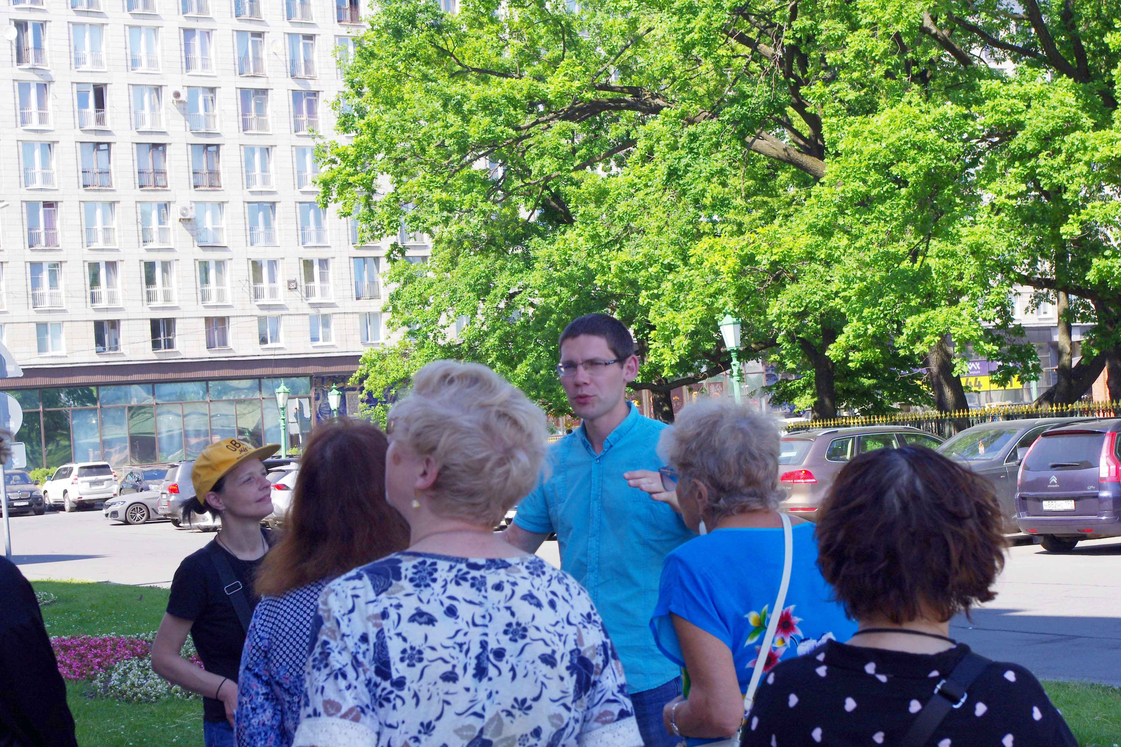 В самый разгар лета библиотека на Троицкой площади (3-я районная) открыла свой туристический сезон. Высокая температура на улице не помешала группе любознательных экскурсантов под руководством сотрудника библиотеки, опытного гида Георгия Жуковца отправиться исследовать Петровскую набережную