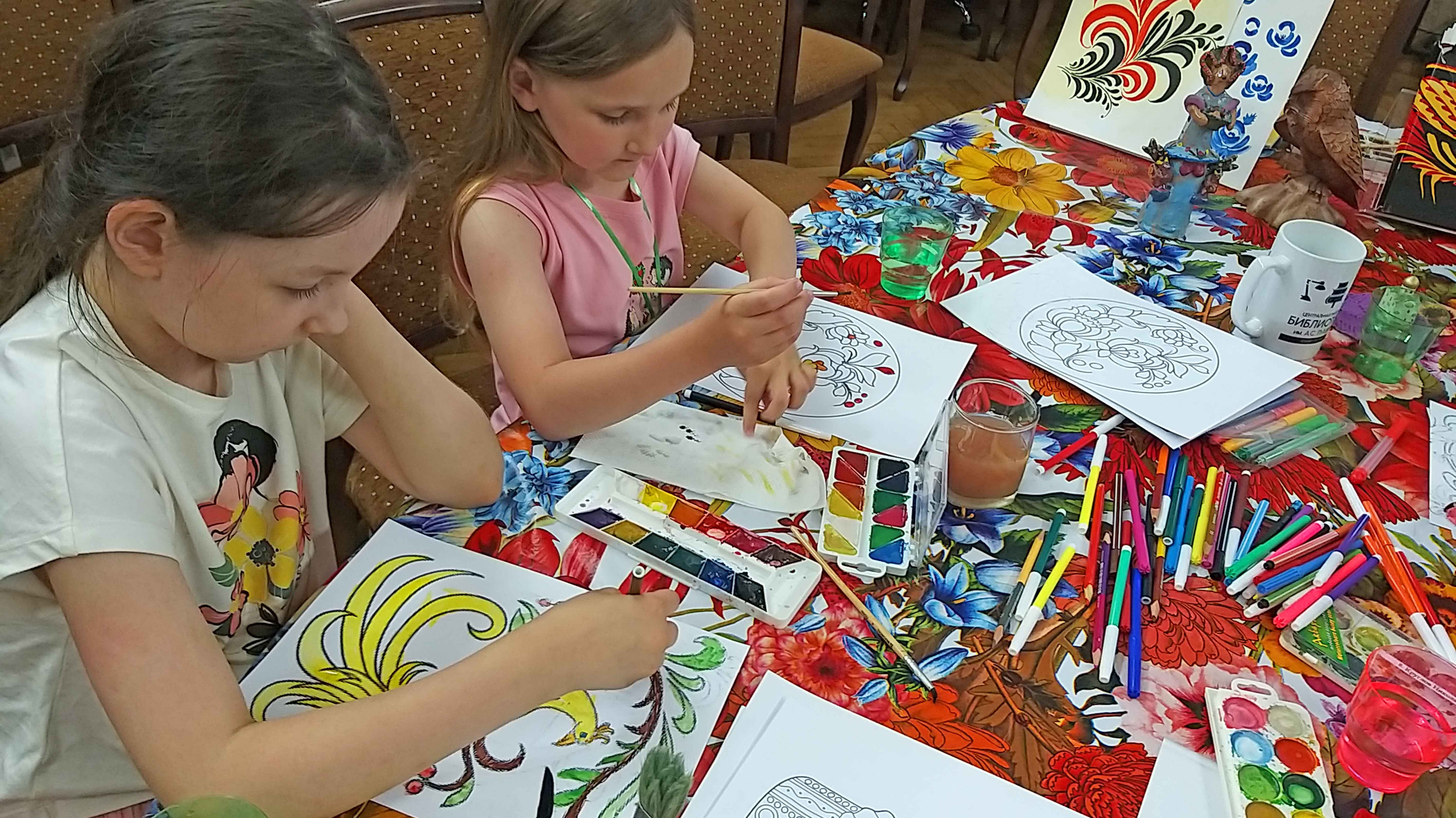 1 июля в Юношеской библиотеке имени А. Гайдара (Большой пр. П.С., д. 18) прошло интерактивное занятие из цикла «Загадки русских узоров», посвященное Году культурного наследия народов России