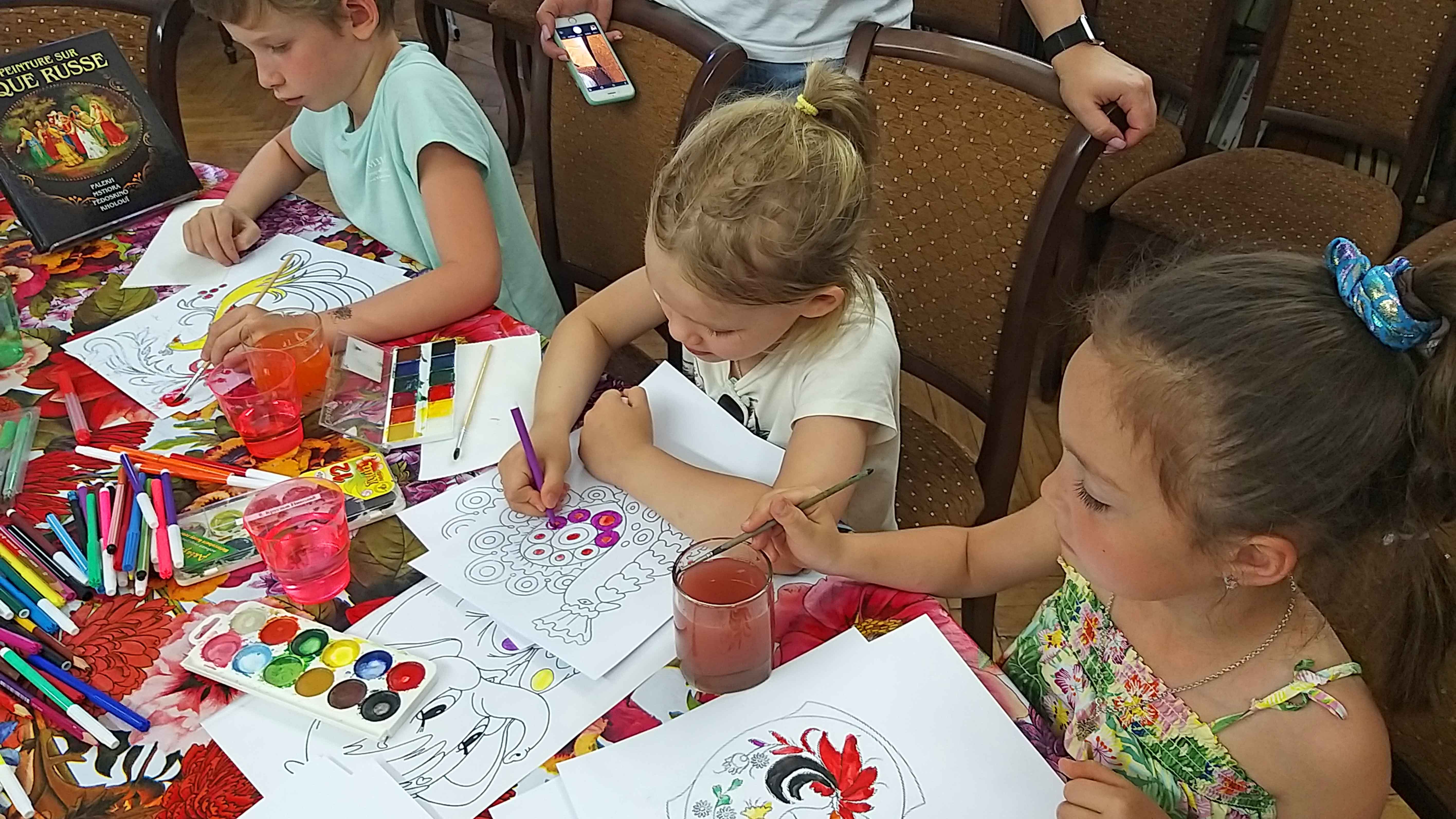 1 июля в Юношеской библиотеке имени А. Гайдара (Большой пр. П.С., д. 18) прошло интерактивное занятие из цикла «Загадки русских узоров», посвященное Году культурного наследия народов России