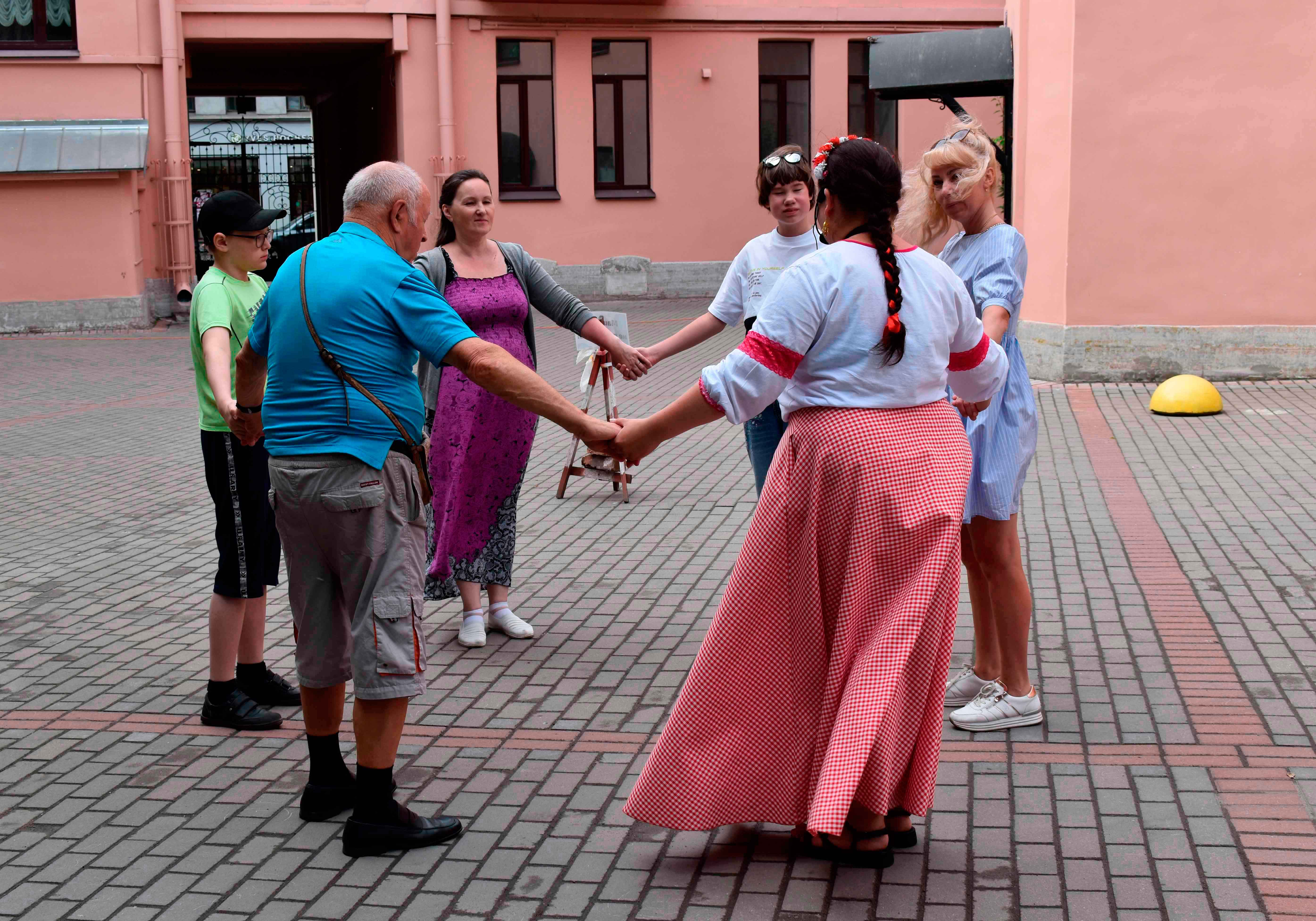 Участники мероприятия познакомились с историей возникновения праздника, который уходит своими корнями к языческим временам