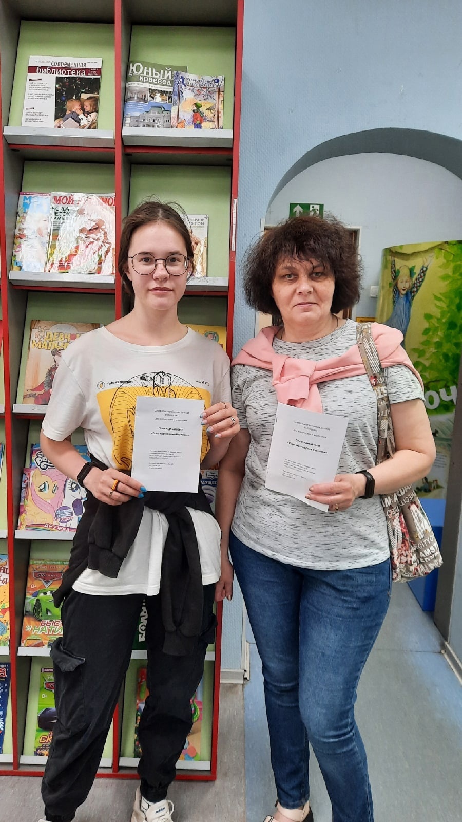 Взяв маршрутный лист в библиотеке, вы совершите небольшую познавательную прогулку по Петроградской стороне: она проходит по набережной реки Карповки, которая является одним из рукавов Невы и разделяет Петроградский и Аптекарский острова