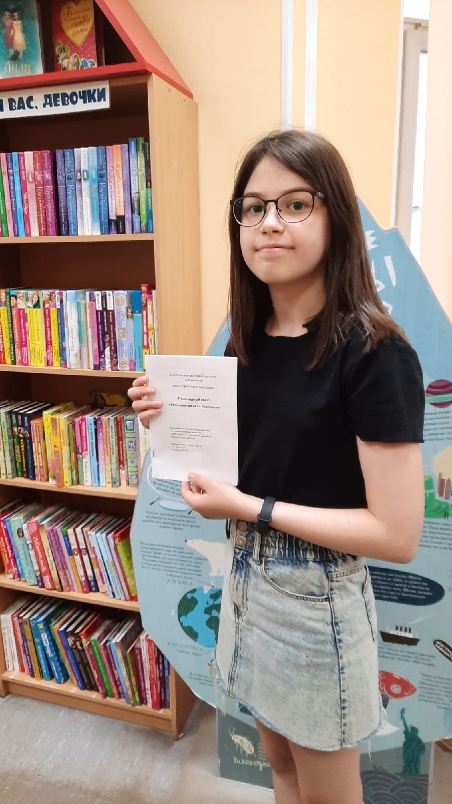 Взяв маршрутный лист в библиотеке, вы совершите небольшую познавательную прогулку по Петроградской стороне: она проходит по набережной реки Карповки, которая является одним из рукавов Невы и разделяет Петроградский и Аптекарский острова