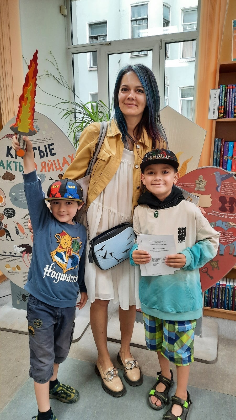 Взяв маршрутный лист в библиотеке, вы совершите небольшую познавательную прогулку по Петроградской стороне: она проходит по набережной реки Карповки, которая является одним из рукавов Невы и разделяет Петроградский и Аптекарский острова