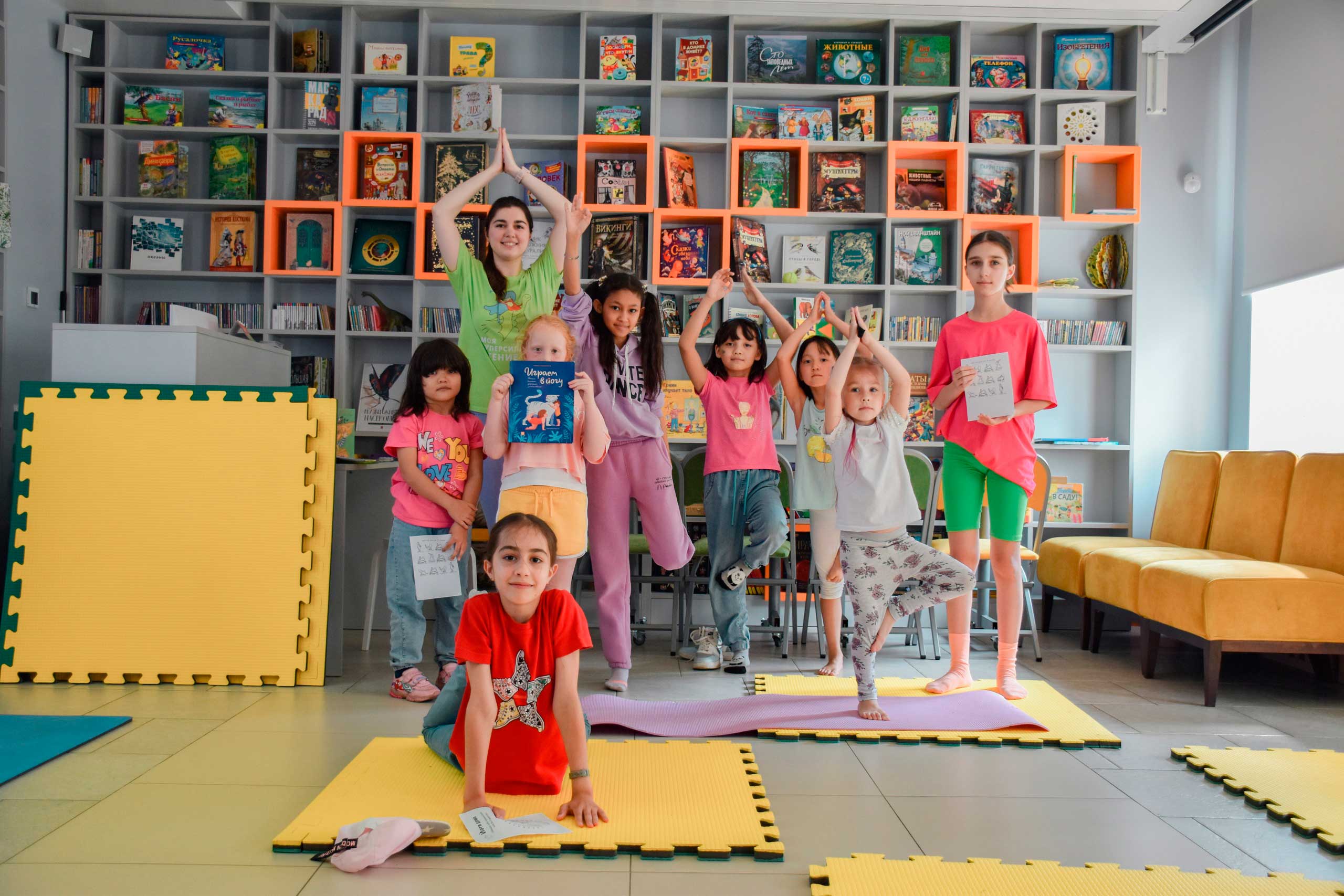 В Библиотеке книжных героев в рамках городского конкурса ЦГПБ им. В.В. Маяковского «Книжный фитнес» прошёл спортивный марафон под названием «Книжная зарядка». В течение 5 дней команда библиотеки стала тренерским штабом, а читатели – настоящими спортсменами.