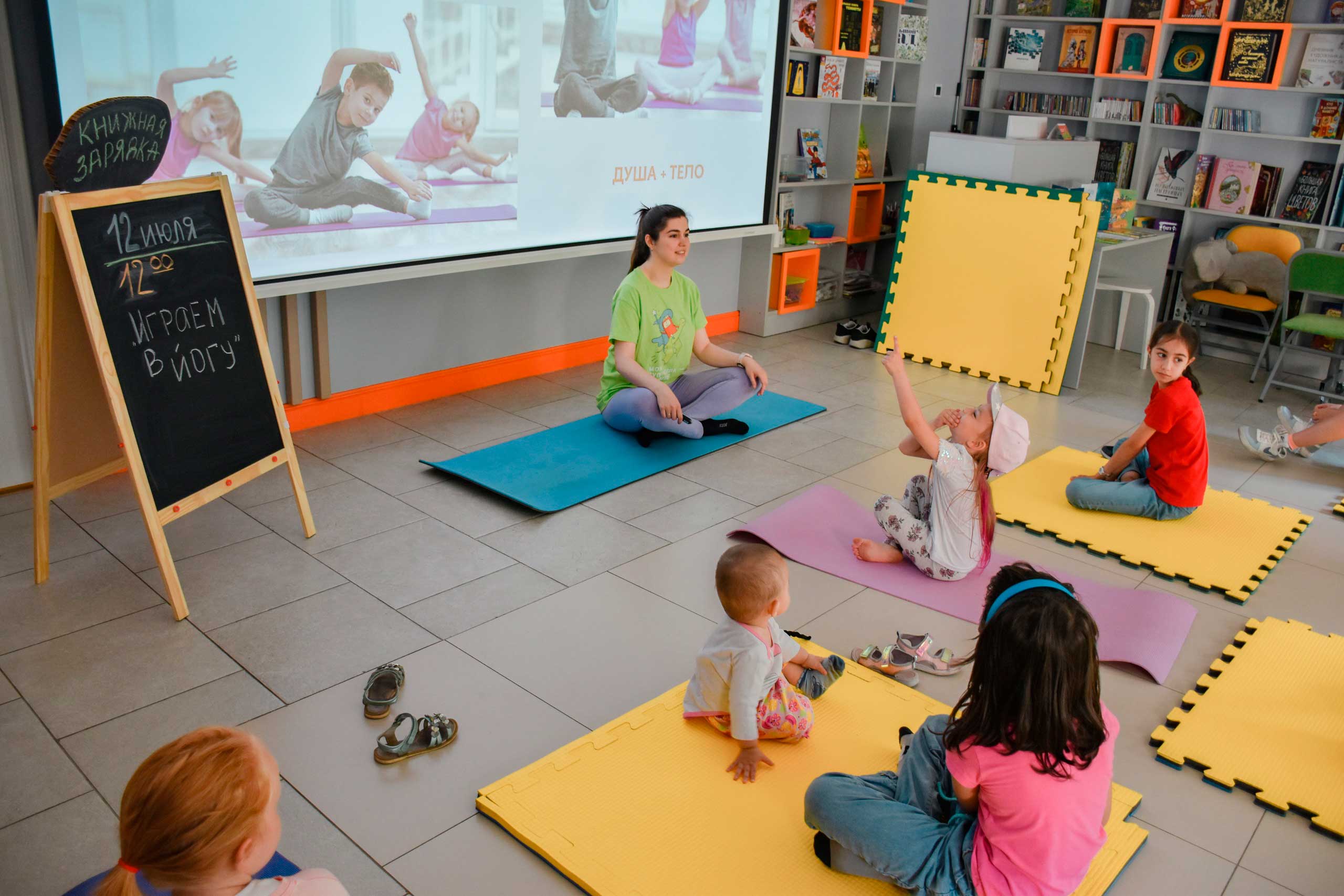 В Библиотеке книжных героев в рамках городского конкурса ЦГПБ им. В.В. Маяковского «Книжный фитнес» прошёл спортивный марафон под названием «Книжная зарядка». В течение 5 дней команда библиотеки стала тренерским штабом, а читатели – настоящими спортсменами.