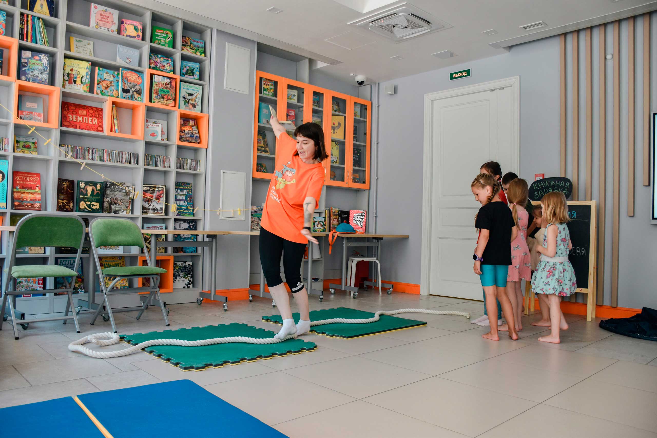 В Библиотеке книжных героев в рамках городского конкурса ЦГПБ им. В.В. Маяковского «Книжный фитнес» прошёл спортивный марафон под названием «Книжная зарядка». В течение 5 дней команда библиотеки стала тренерским штабом, а читатели – настоящими спортсменами.