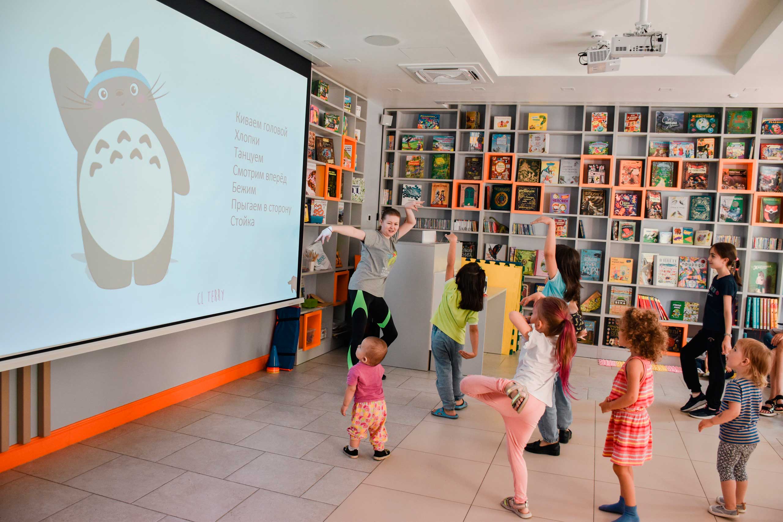 В Библиотеке книжных героев в рамках городского конкурса ЦГПБ им. В.В. Маяковского «Книжный фитнес» прошёл спортивный марафон под названием «Книжная зарядка». В течение 5 дней команда библиотеки стала тренерским штабом, а читатели – настоящими спортсменами.