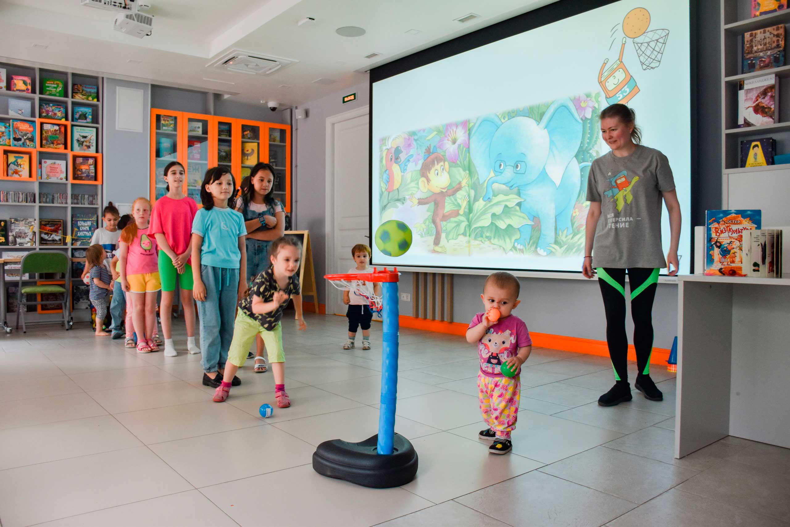 В Библиотеке книжных героев в рамках городского конкурса ЦГПБ им. В.В. Маяковского «Книжный фитнес» прошёл спортивный марафон под названием «Книжная зарядка». В течение 5 дней команда библиотеки стала тренерским штабом, а читатели – настоящими спортсменами.