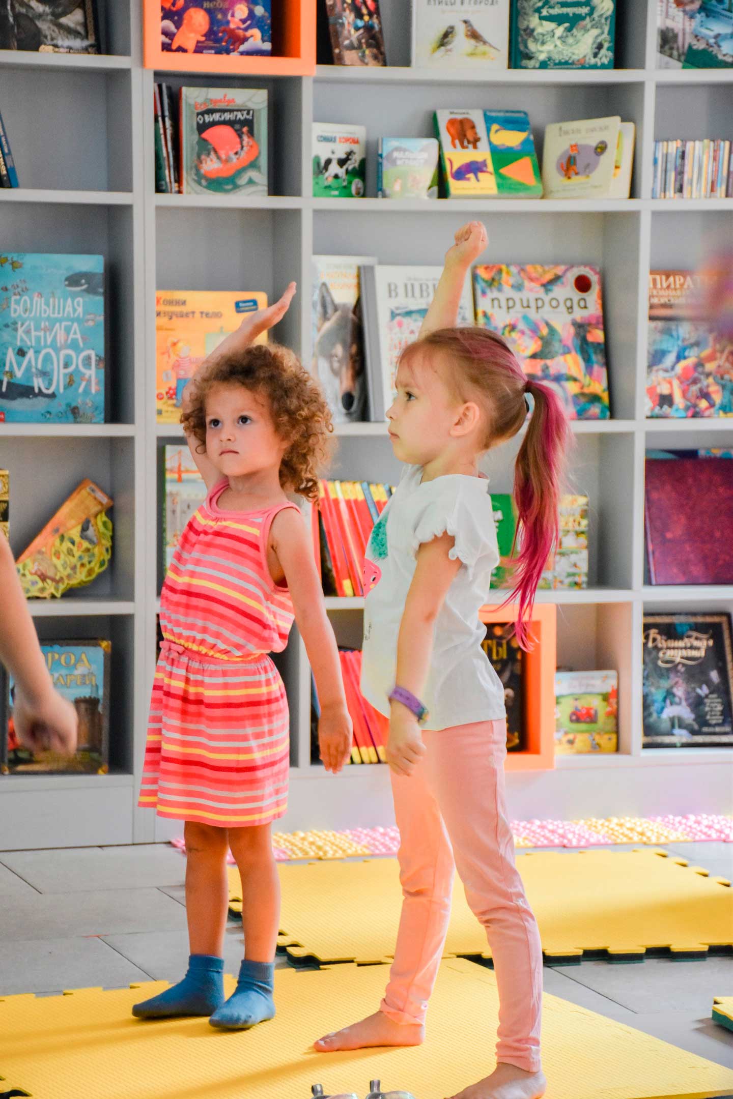 В Библиотеке книжных героев в рамках городского конкурса ЦГПБ им. В.В. Маяковского «Книжный фитнес» прошёл спортивный марафон под названием «Книжная зарядка». В течение 5 дней команда библиотеки стала тренерским штабом, а читатели – настоящими спортсменами.