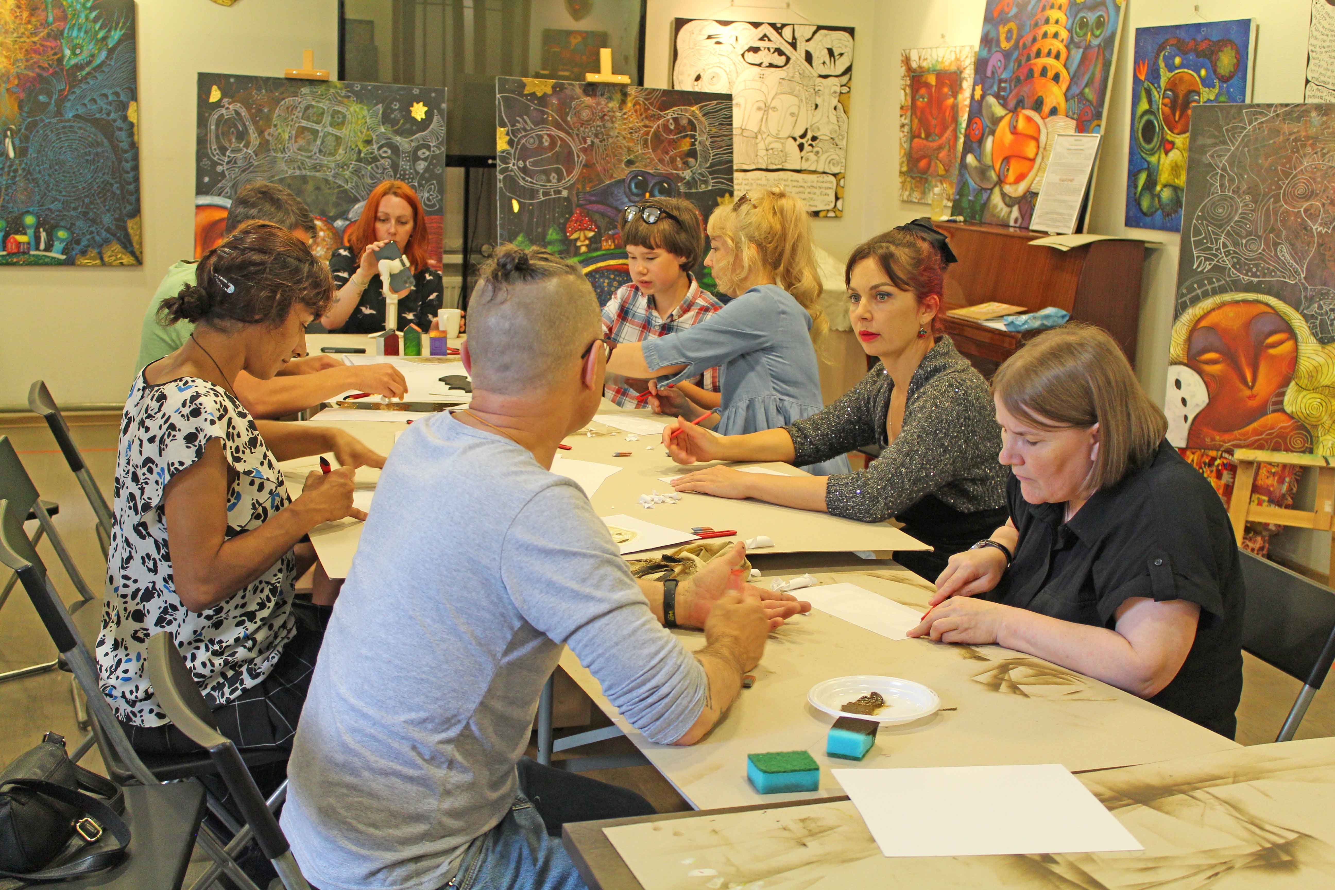 В библиотеке Кировских островов весь июль проходит необычная, яркая выставка «Сказки народа Водь». Посетители выставки имеют уникальную возможность первыми увидеть иллюстрации художника Валериуса к сборнику сказок вожан.