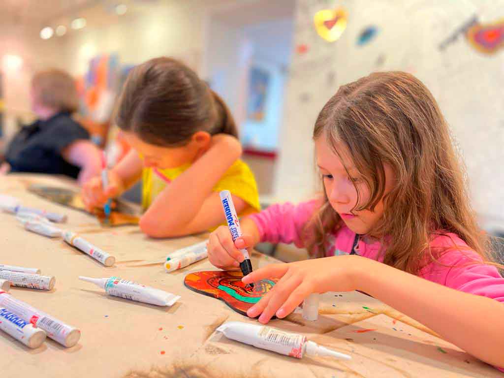 В библиотеке Кировских островов весь июль проходит необычная, яркая выставка «Сказки народа Водь». Посетители выставки имеют уникальную возможность первыми увидеть иллюстрации художника Валериуса к сборнику сказок вожан.