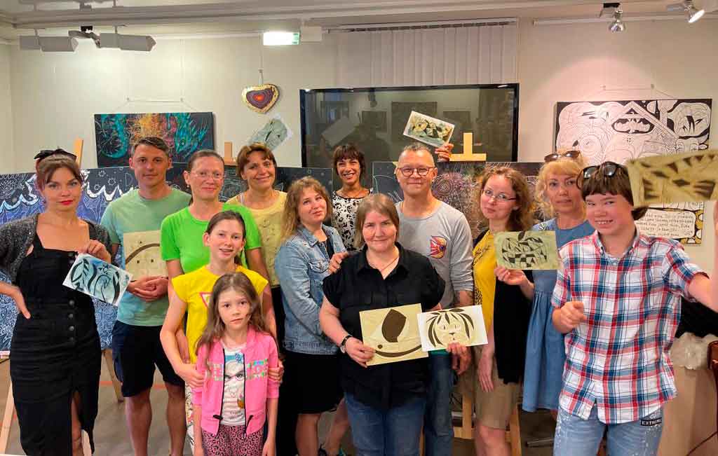 В библиотеке Кировских островов весь июль проходит необычная, яркая выставка «Сказки народа Водь». Посетители выставки имеют уникальную возможность первыми увидеть иллюстрации художника Валериуса к сборнику сказок вожан.