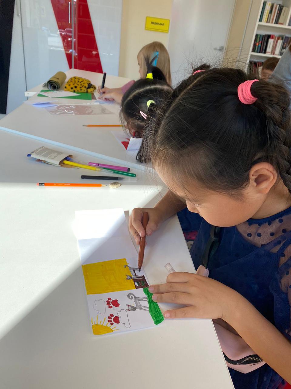 21 июля в Библиотеке Ленина (ул. Воскова, 2) в рамках проекта «Книжное путешествие в лето» состоялся еще один детский мастер-класс по созданию книжки-раскладушки.