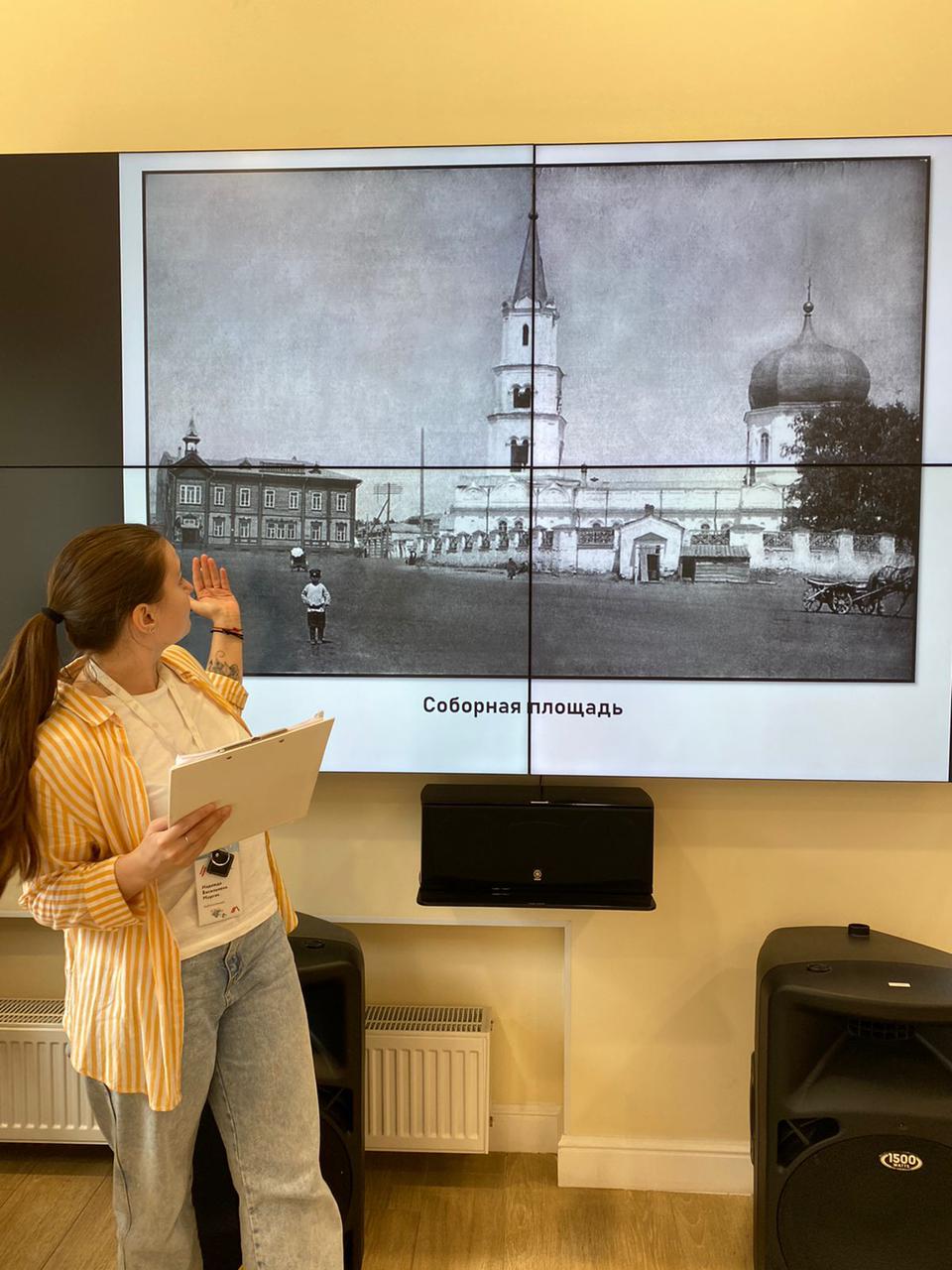 Всероссийский день чтения вслух отметили в субботу, 23 июля. Проект запущен фондом «Живая классика». Это день, когда любой желающий может выступить и прочитать вслух фрагмент из своего любимого произведения — прозаического или стихотворного.