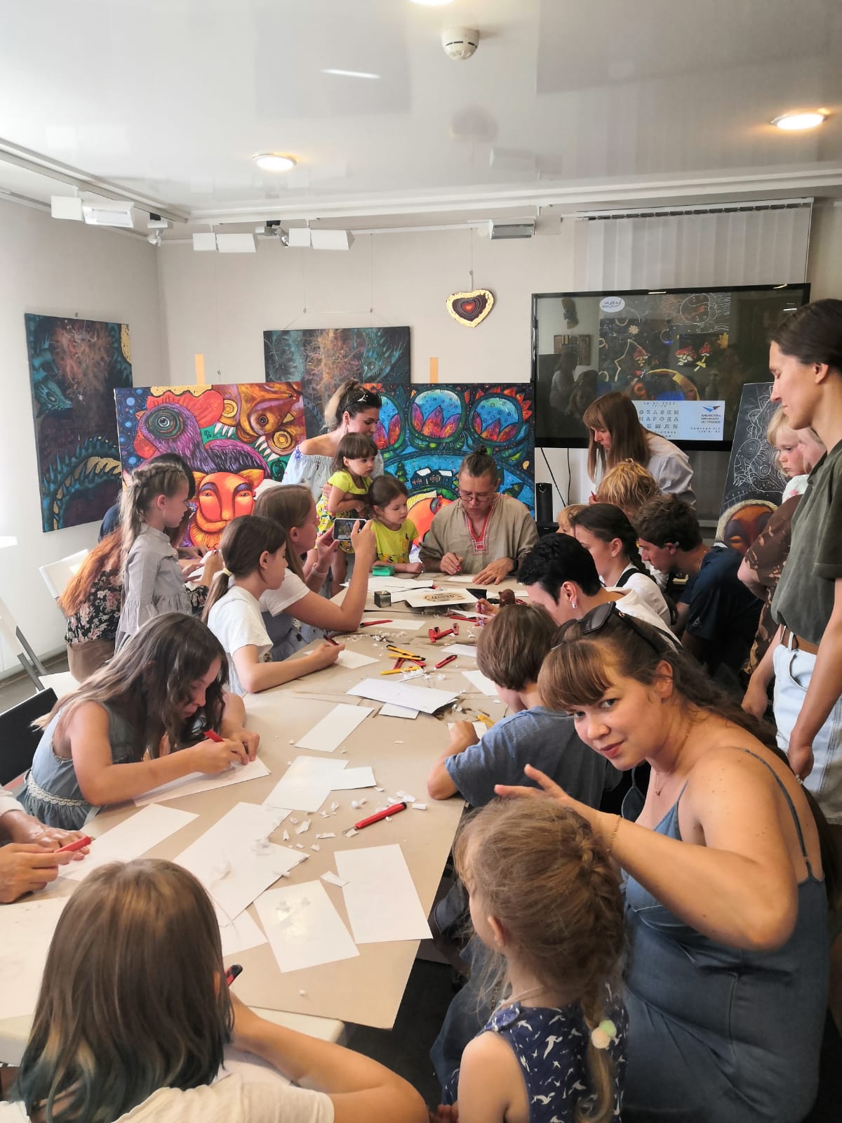 Валериус (Валерий Иванов) - член Союза художников и известный мастер живописи в стиле этно-инфанс. В настоящее время художник работает над проектом «Народ земли», посвященным сохранению культурного наследия народа Водь.