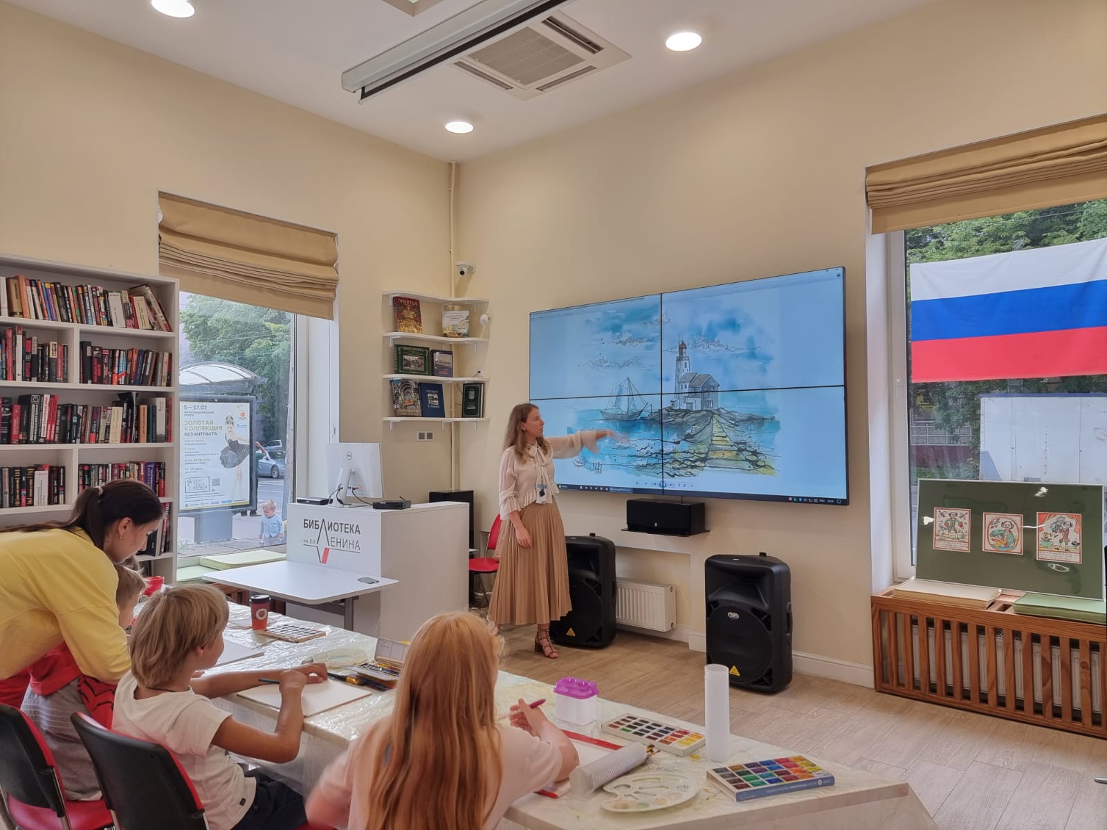 Ребята рисовали море, маяк и корабли. Каждый вдохновлялся работами маринистов, личными воспоминаниями и предложенными акварельными рисунками.