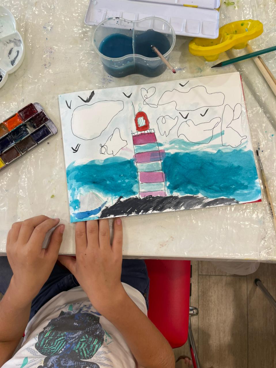 Ребята рисовали море, маяк и корабли. Каждый вдохновлялся работами маринистов, личными воспоминаниями и предложенными акварельными рисунками.